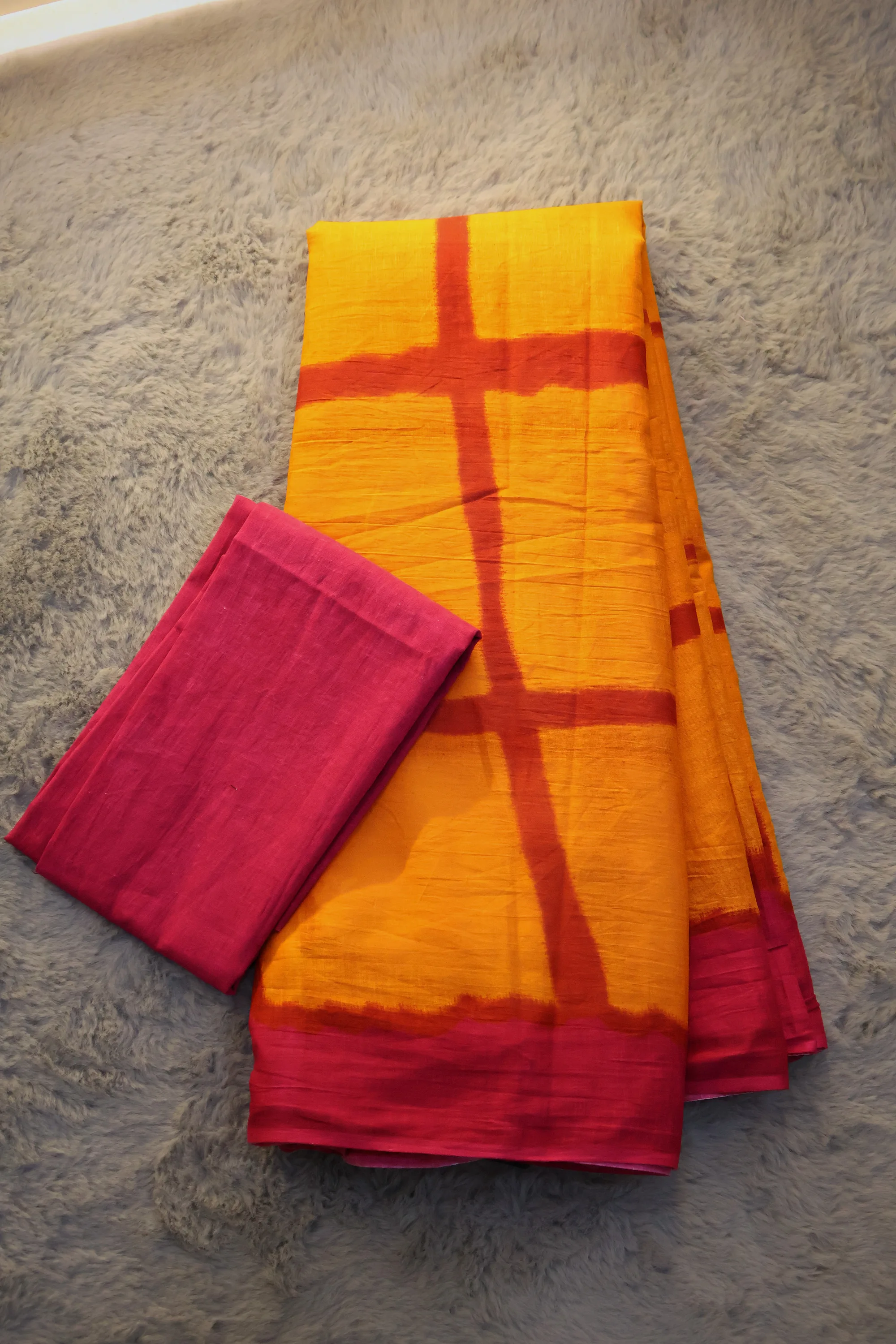 Shibori checks - Cotton: a detail of the work. Cotton.
