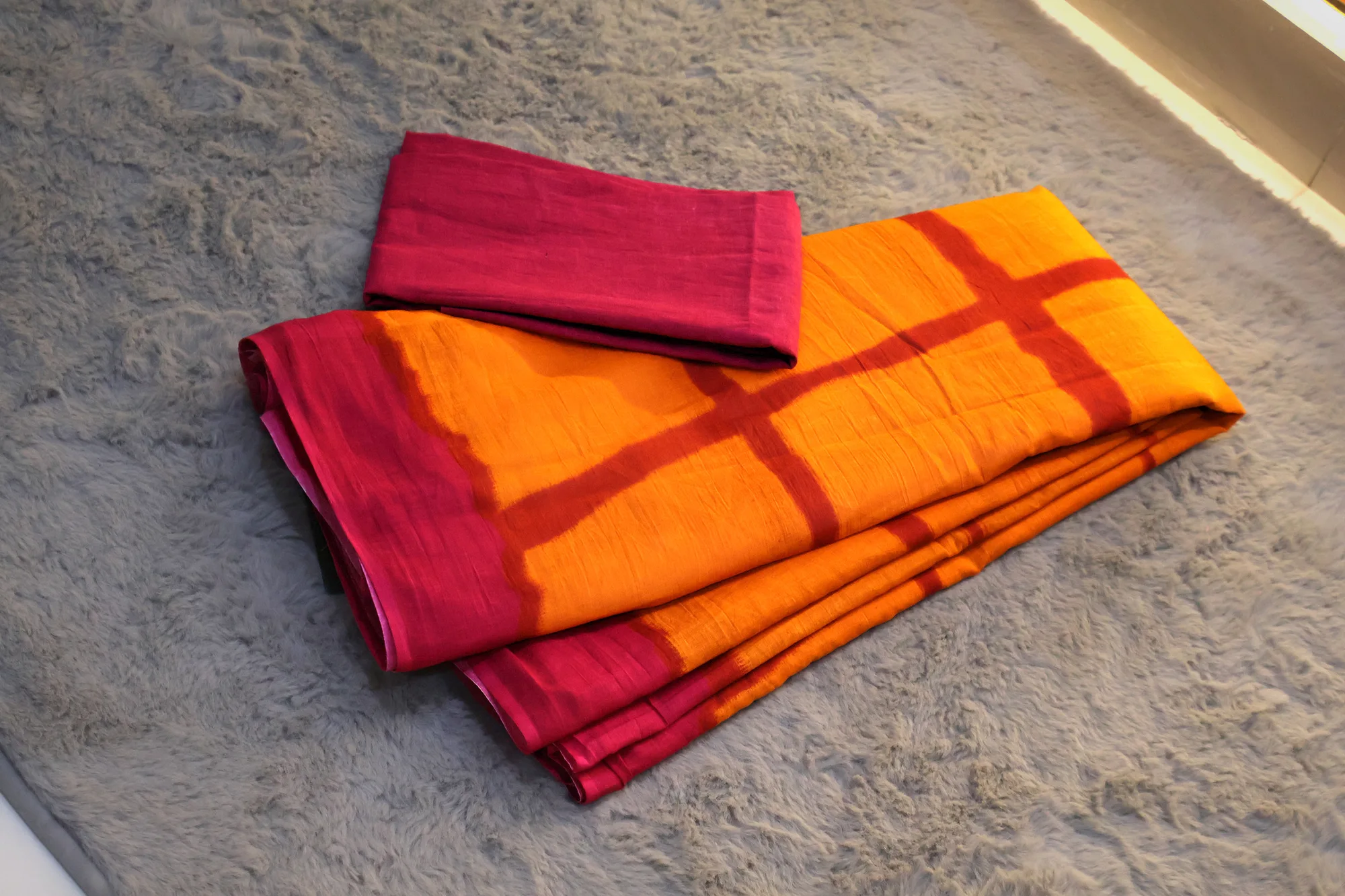 Shibori checks - Cotton: a detail of the work. Cotton.