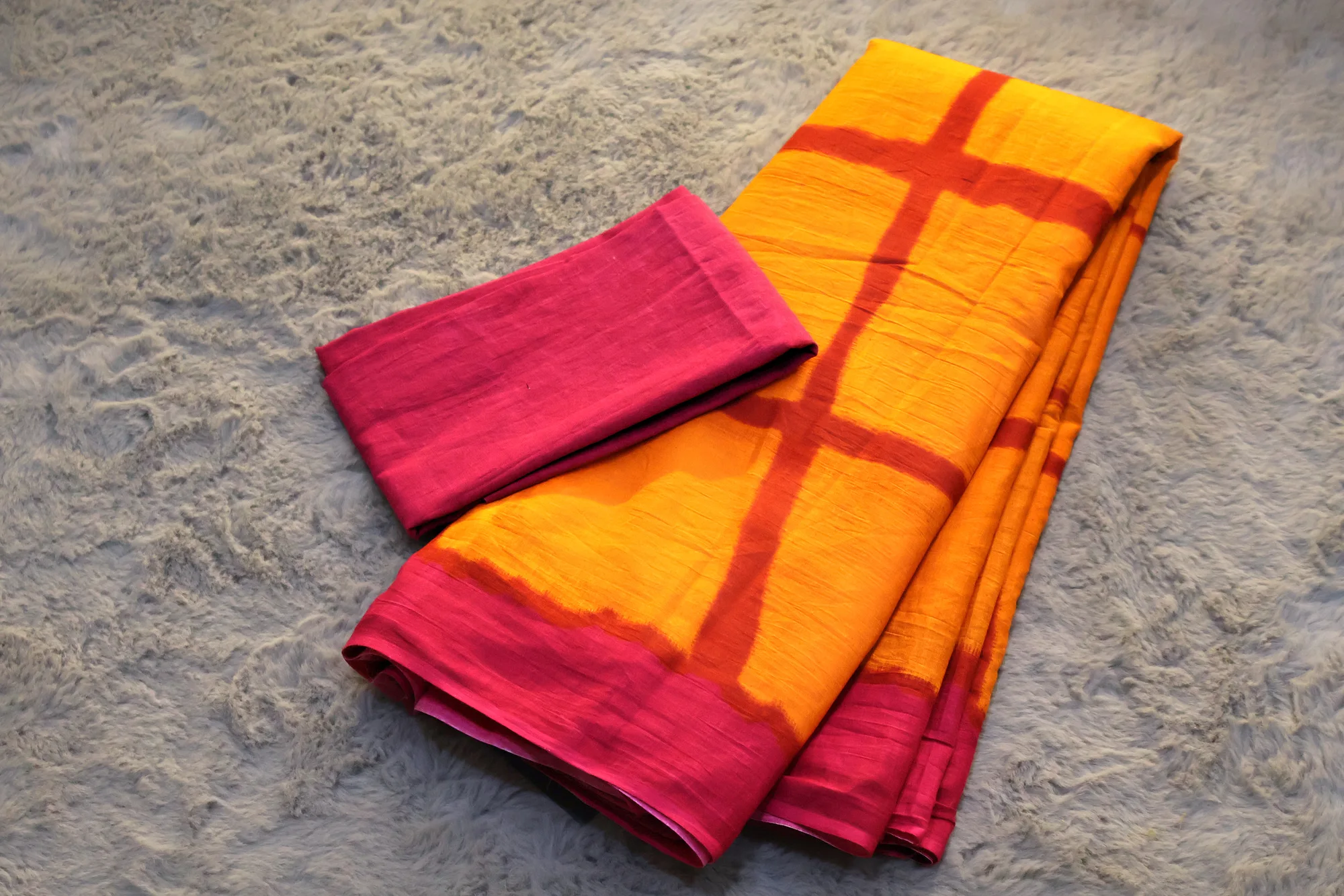 Shibori checks - Cotton: a detail of the work. Cotton.