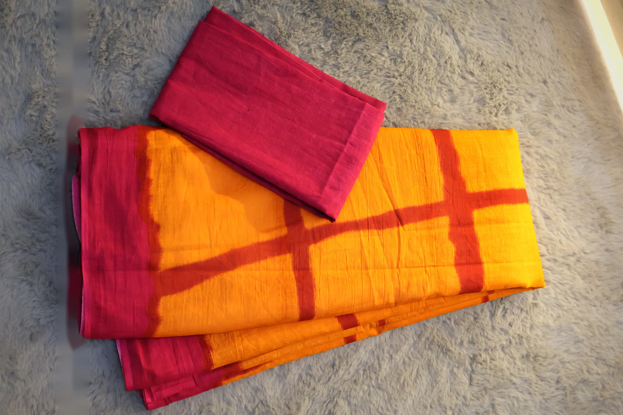 Shibori checks - Cotton: a detail of the work. Cotton.