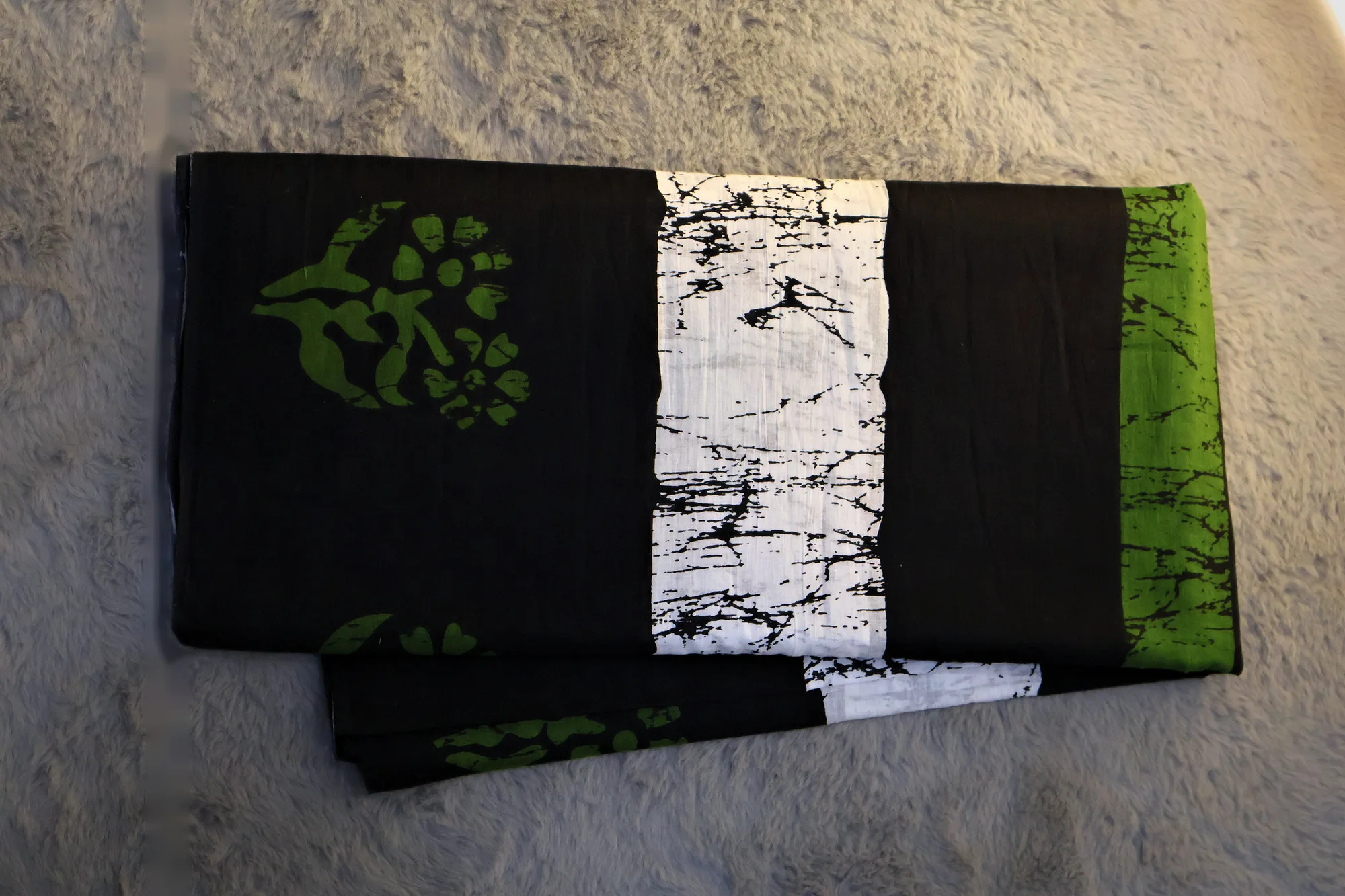 Batik Noir - Cotton: a detail of the work. Cotton.