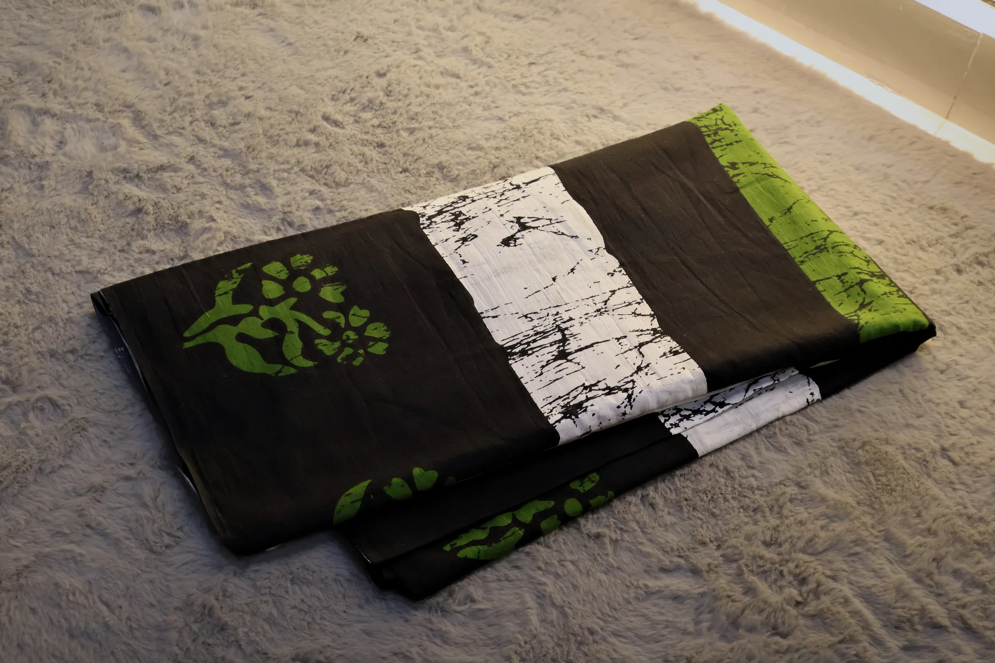Batik Noir - Cotton: a detail of the work. Cotton.