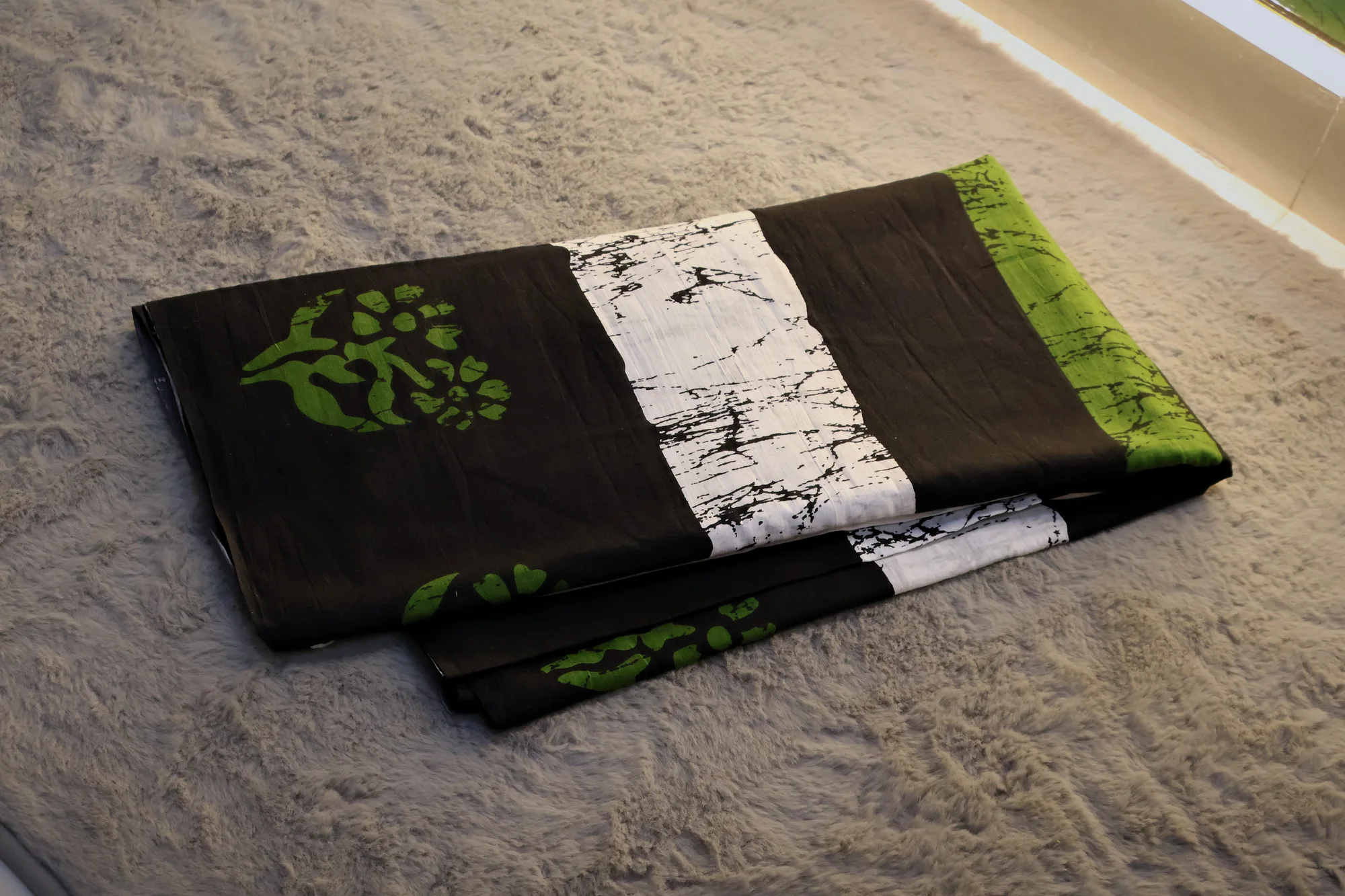 Batik Noir - Cotton: a detail of the work. Cotton.