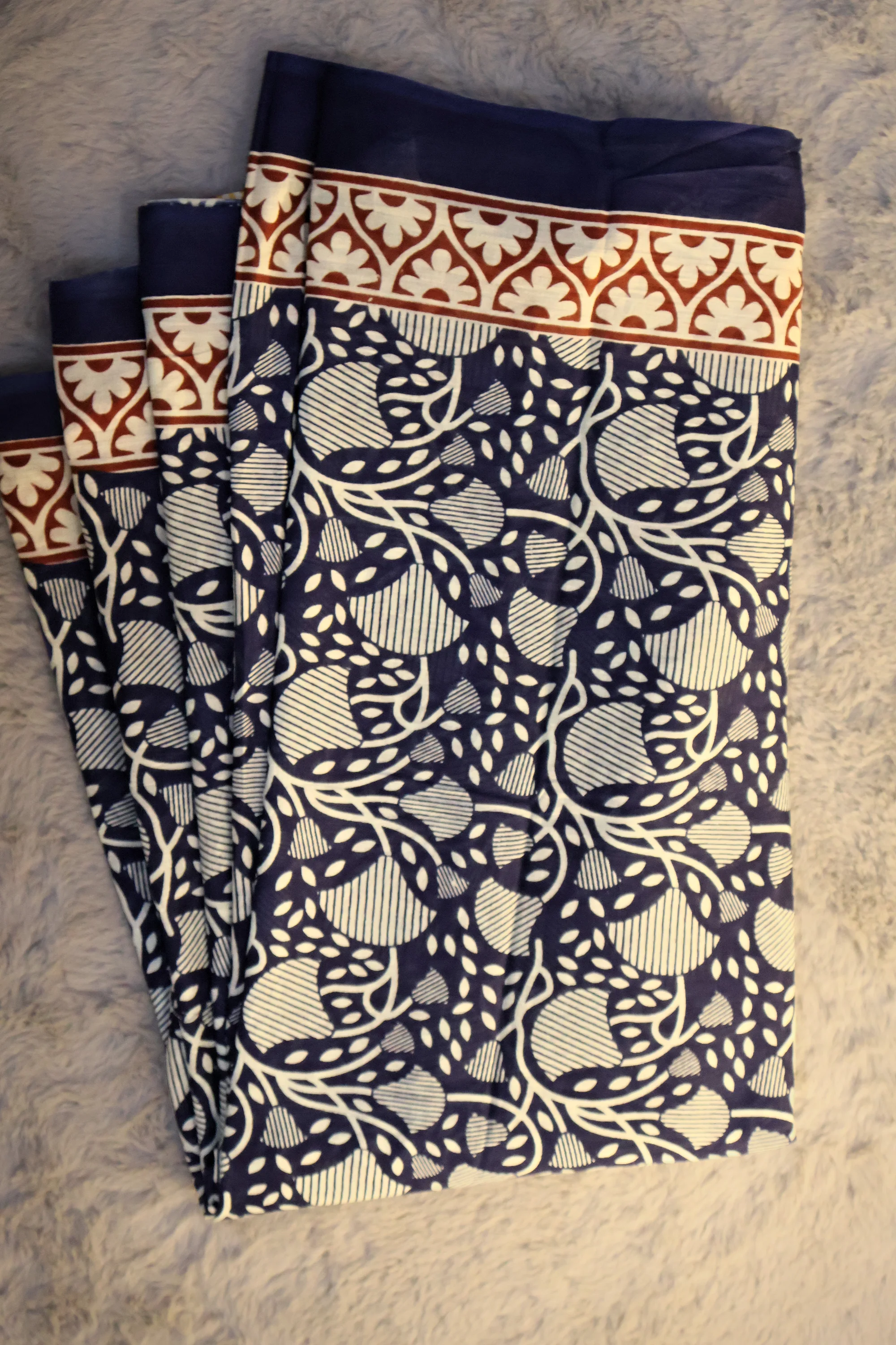 Saree 008: the whole piece, laid out.