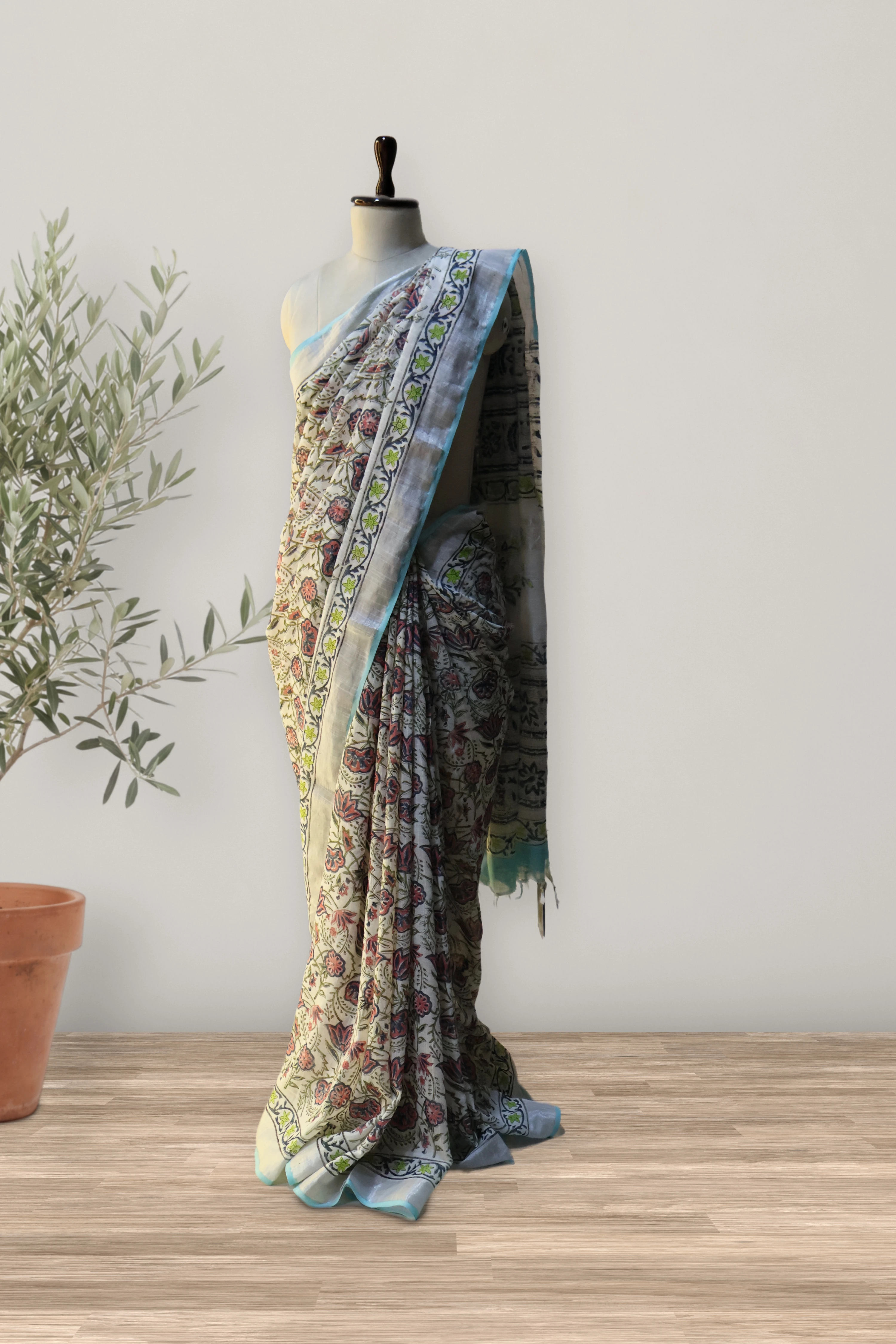 Saree 009: a detail of the work.