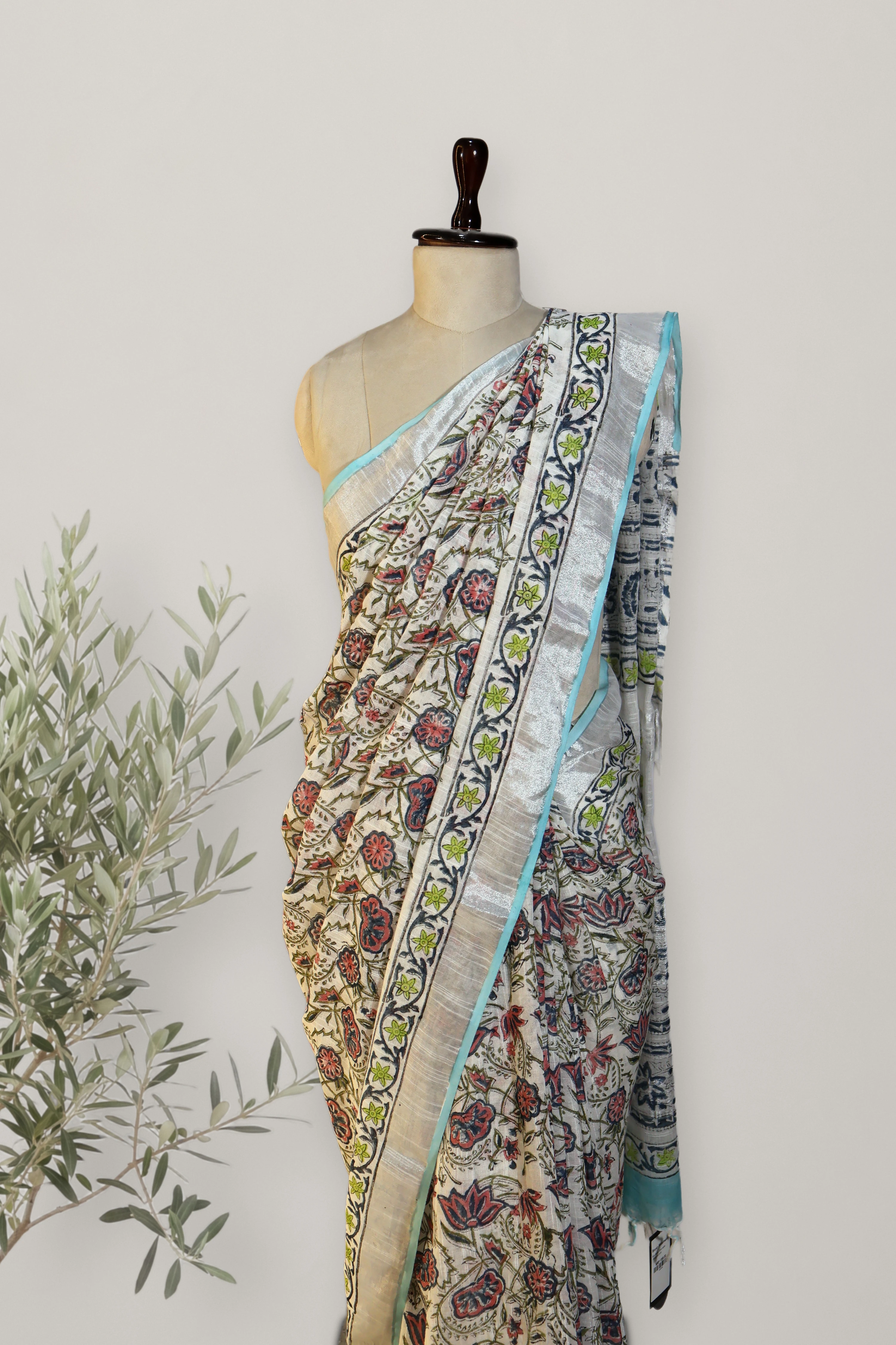 Saree 009: a detail of the work.