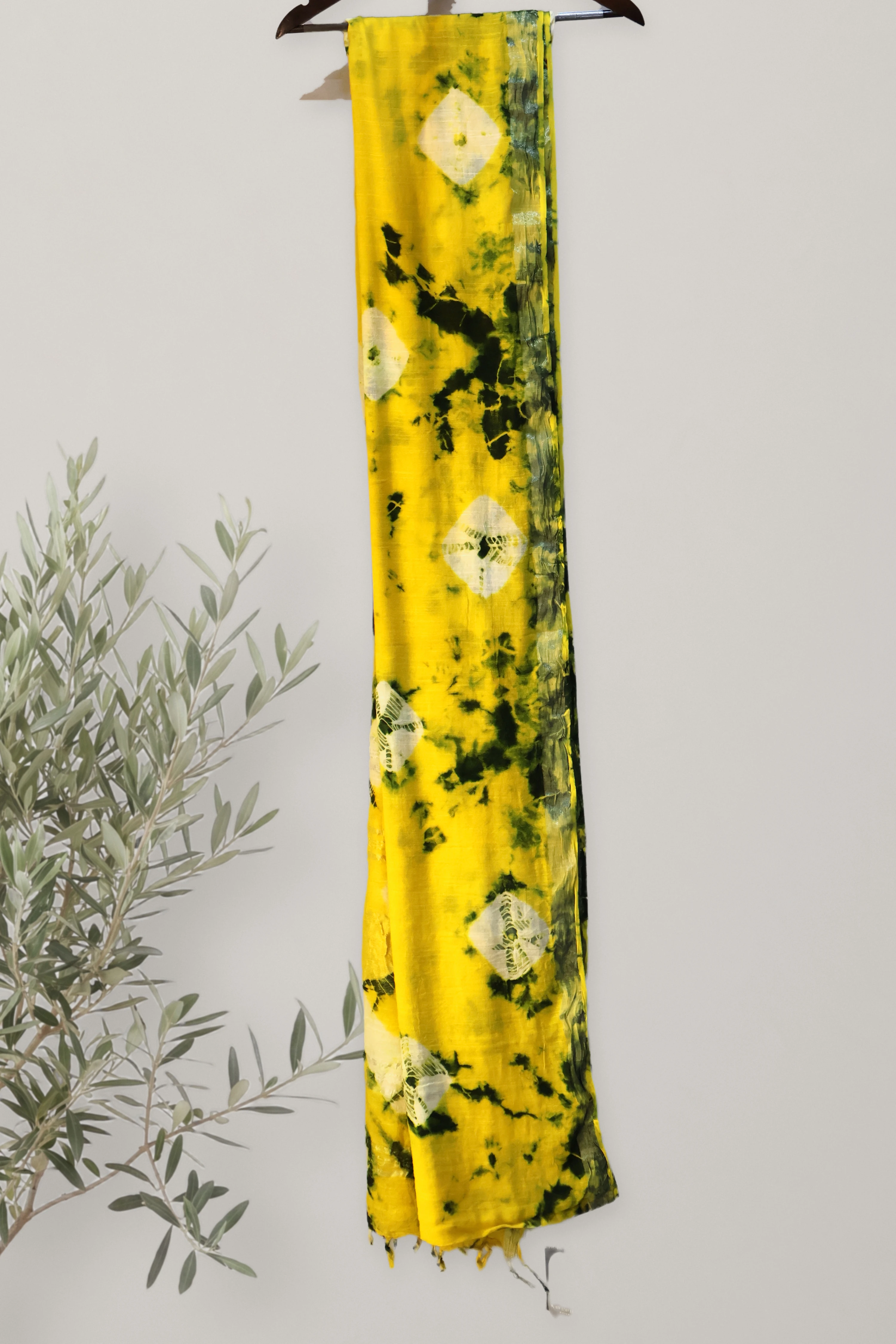 Meadow Glow - Shibori Linen: a detail of the work. Linen.