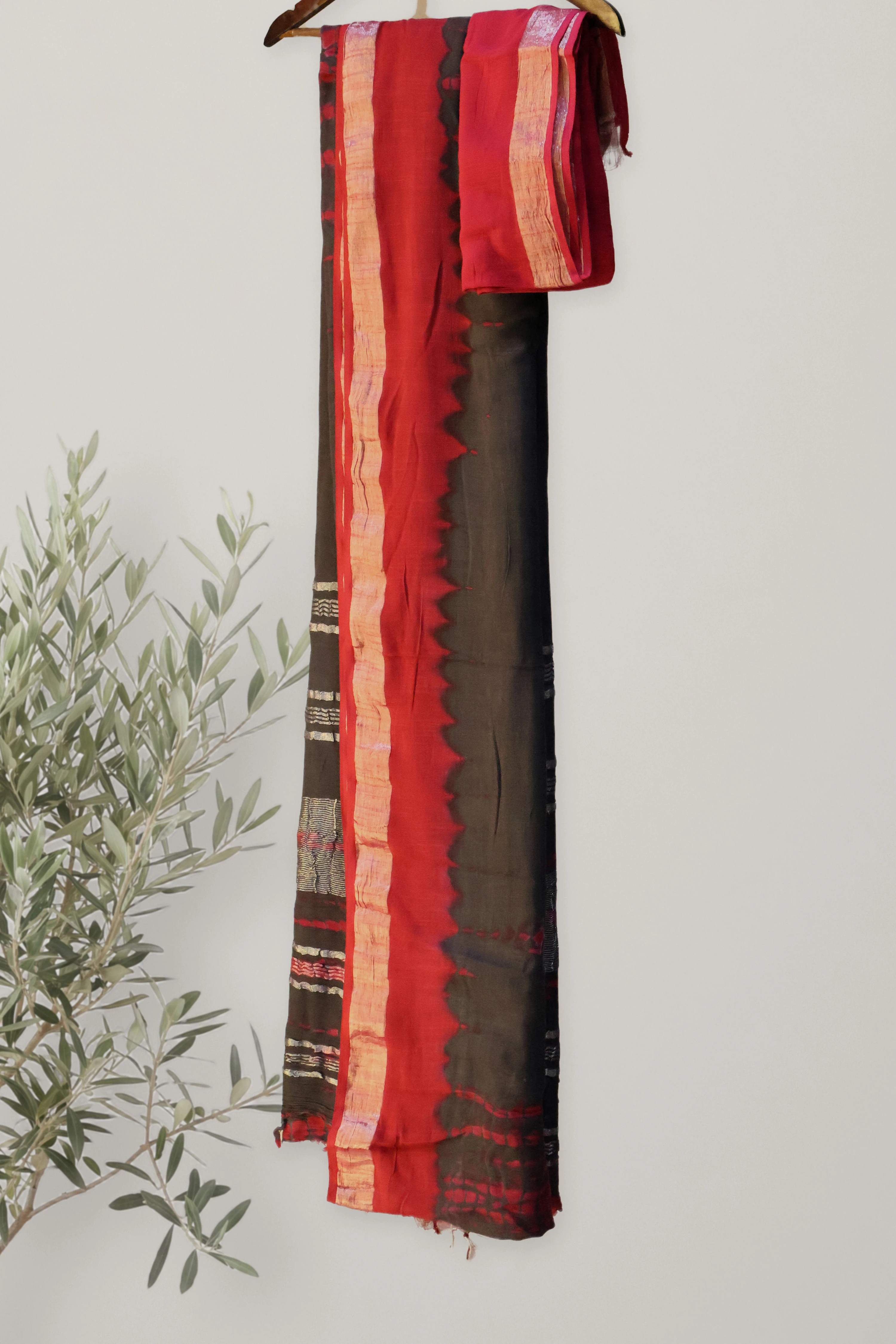 Midnight Rhythm - Shibori Linen: a detail of the work. Linen.