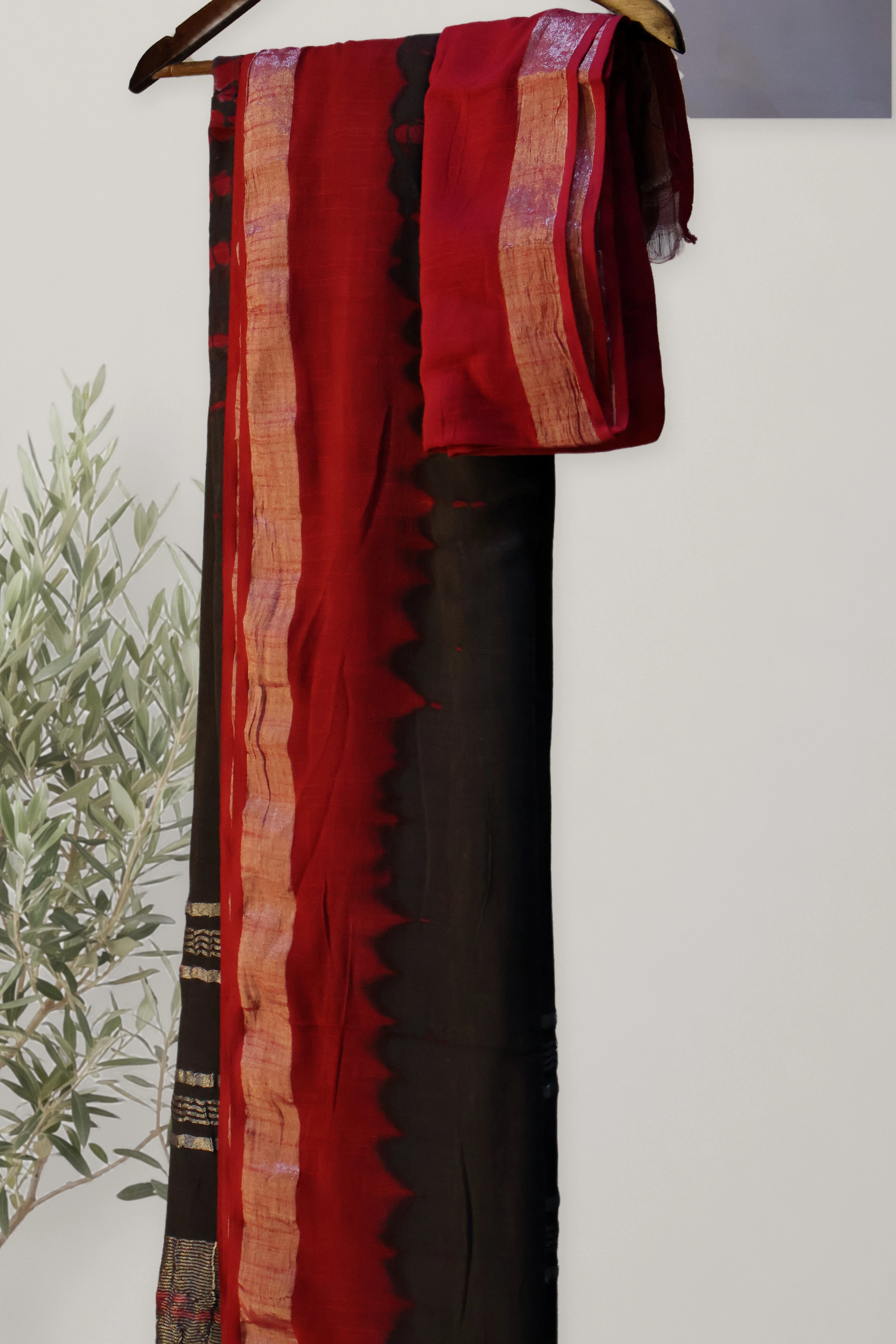 Midnight Rhythm - Shibori Linen: a detail of the work. Linen.
