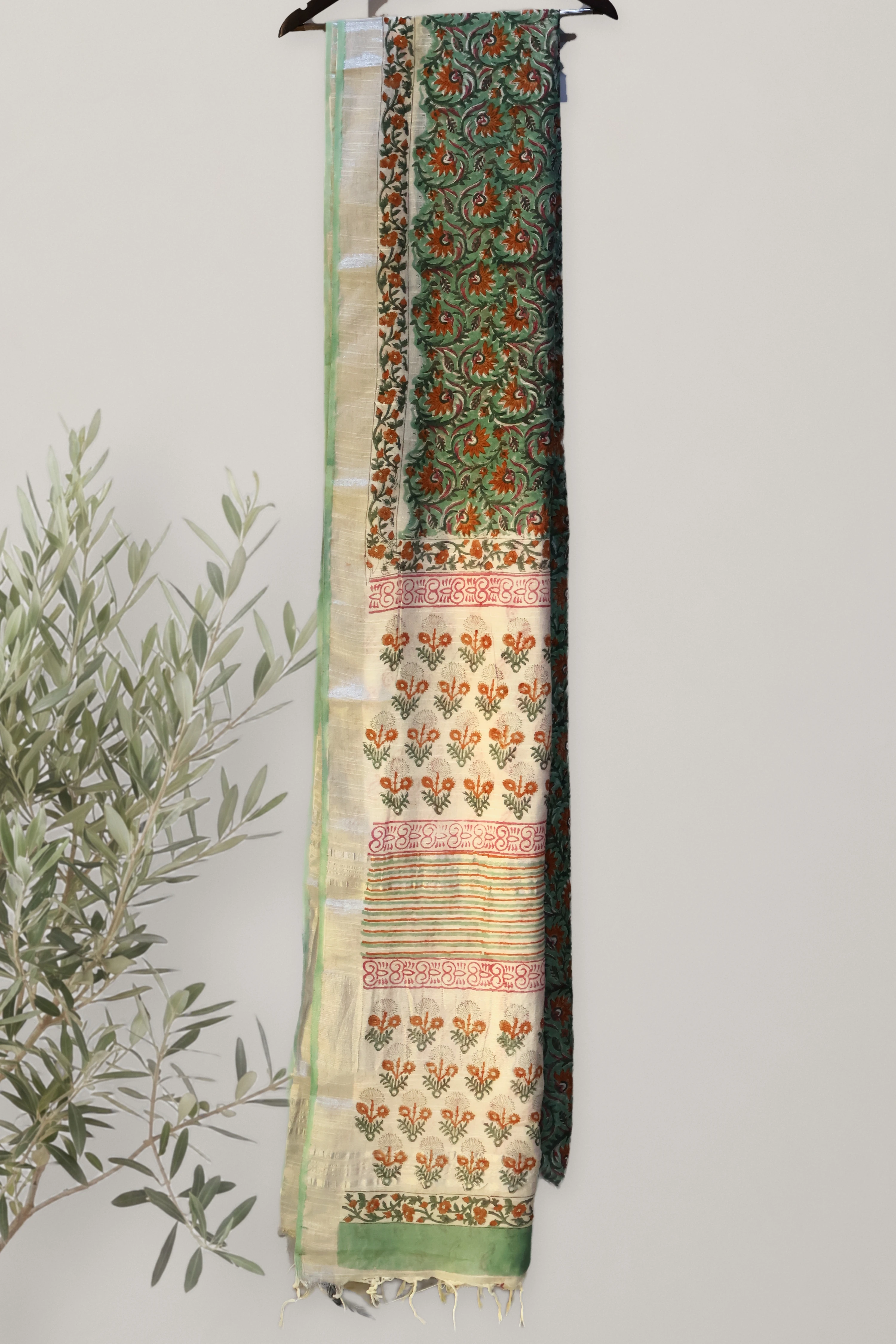 Saree 014: the whole piece, laid out.