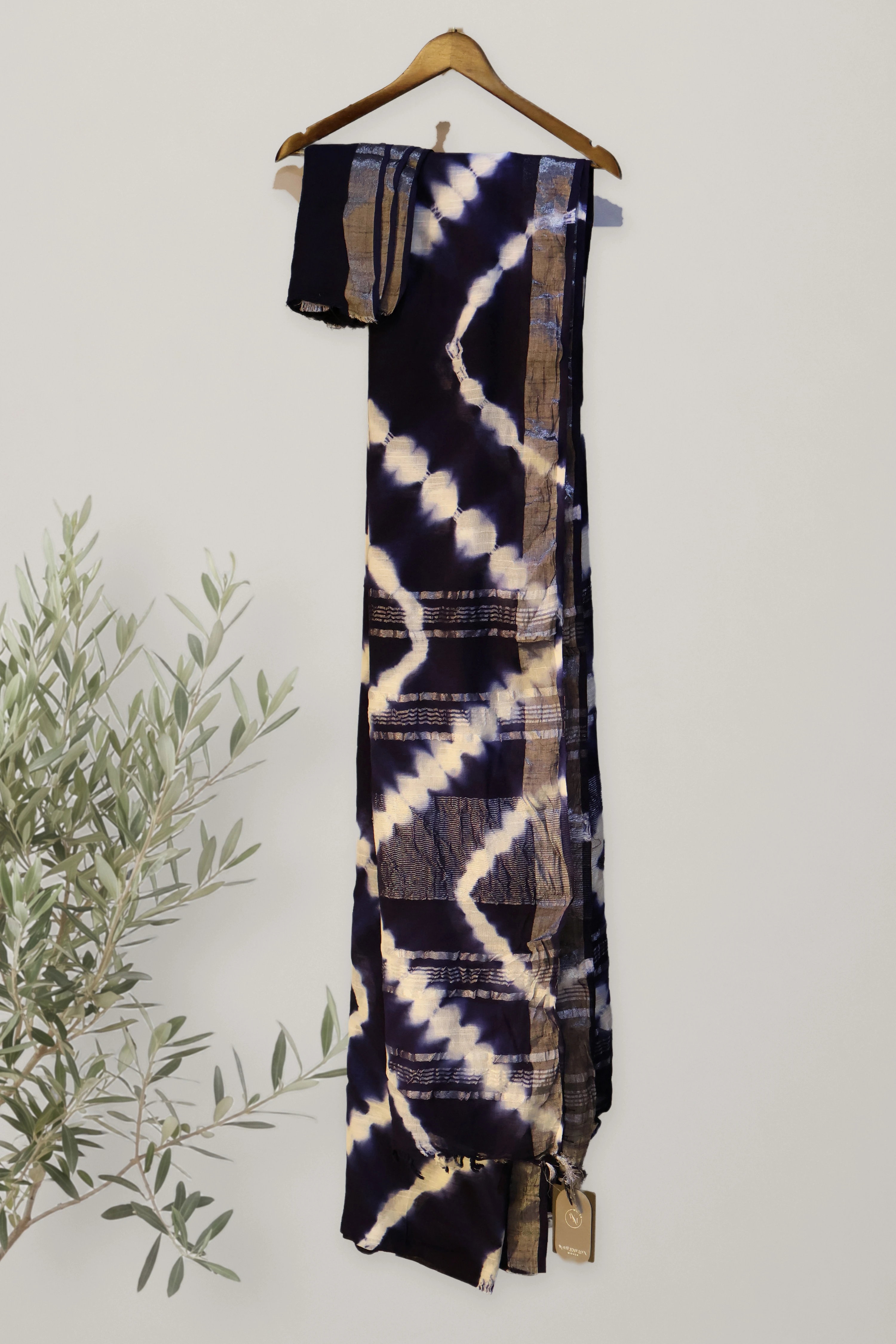 Indigo Wave - Shibori Linen: a detail of the work. Linen.