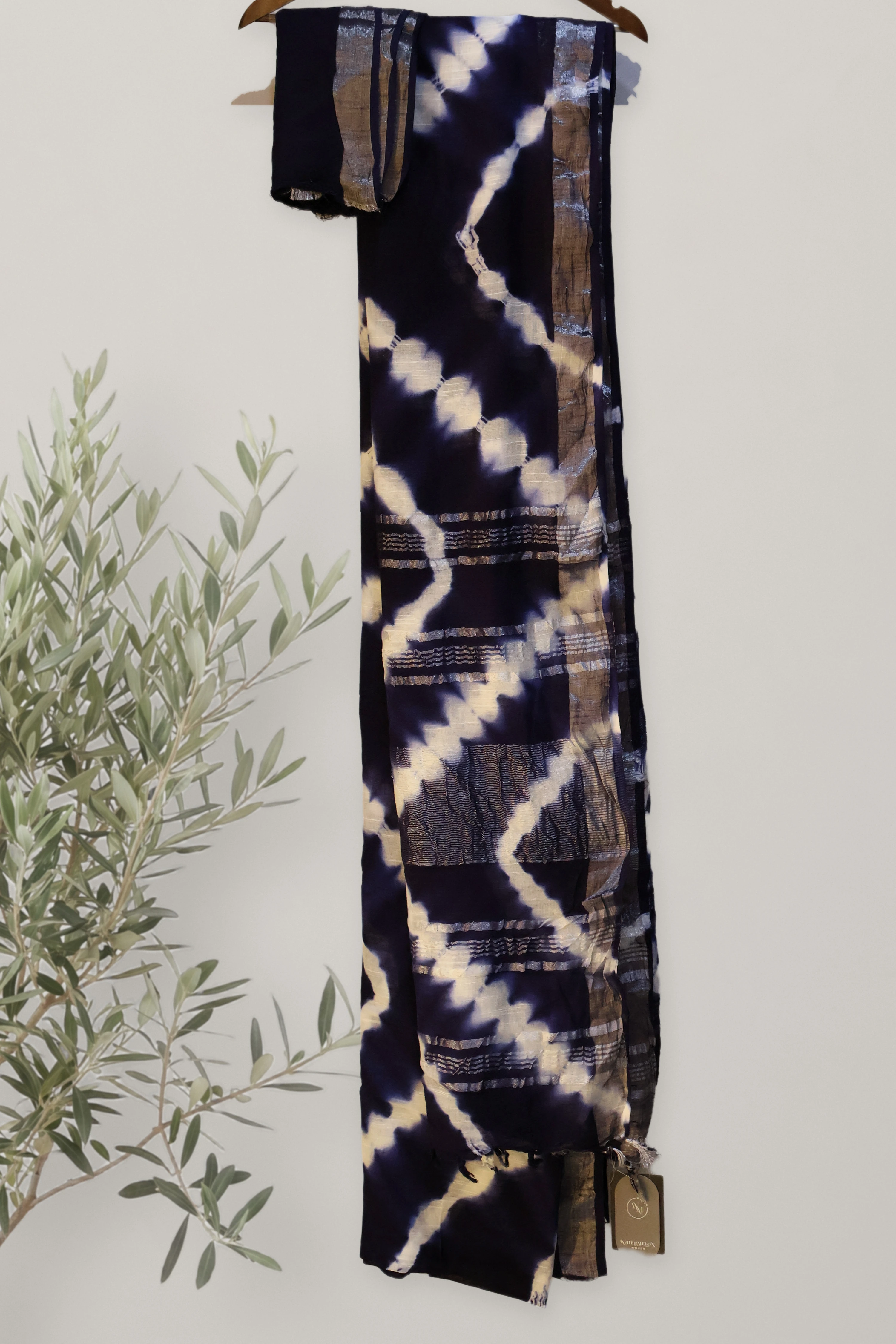 Indigo Wave - Shibori Linen: a detail of the work. Linen.