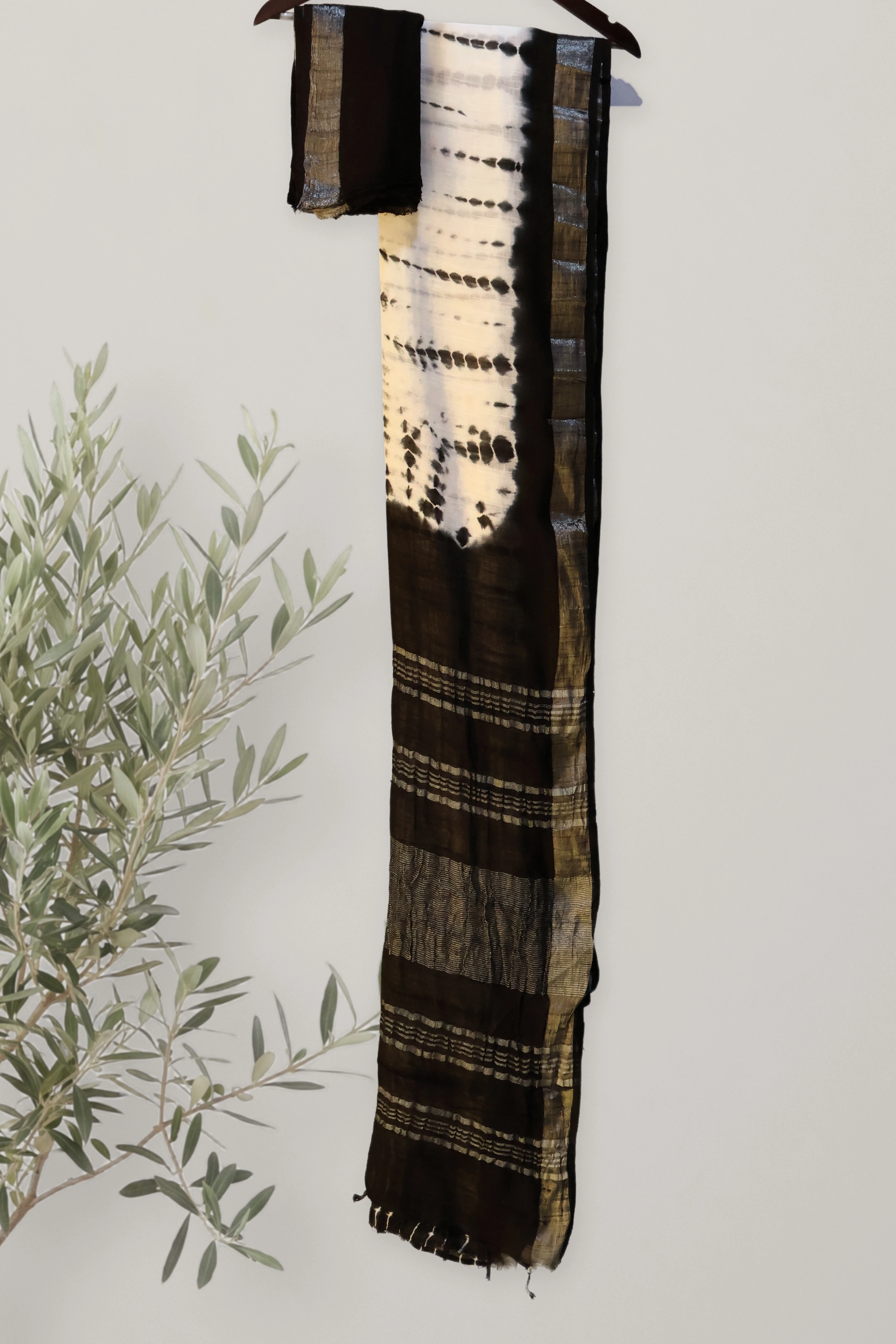 Saree 016: a detail of the work.