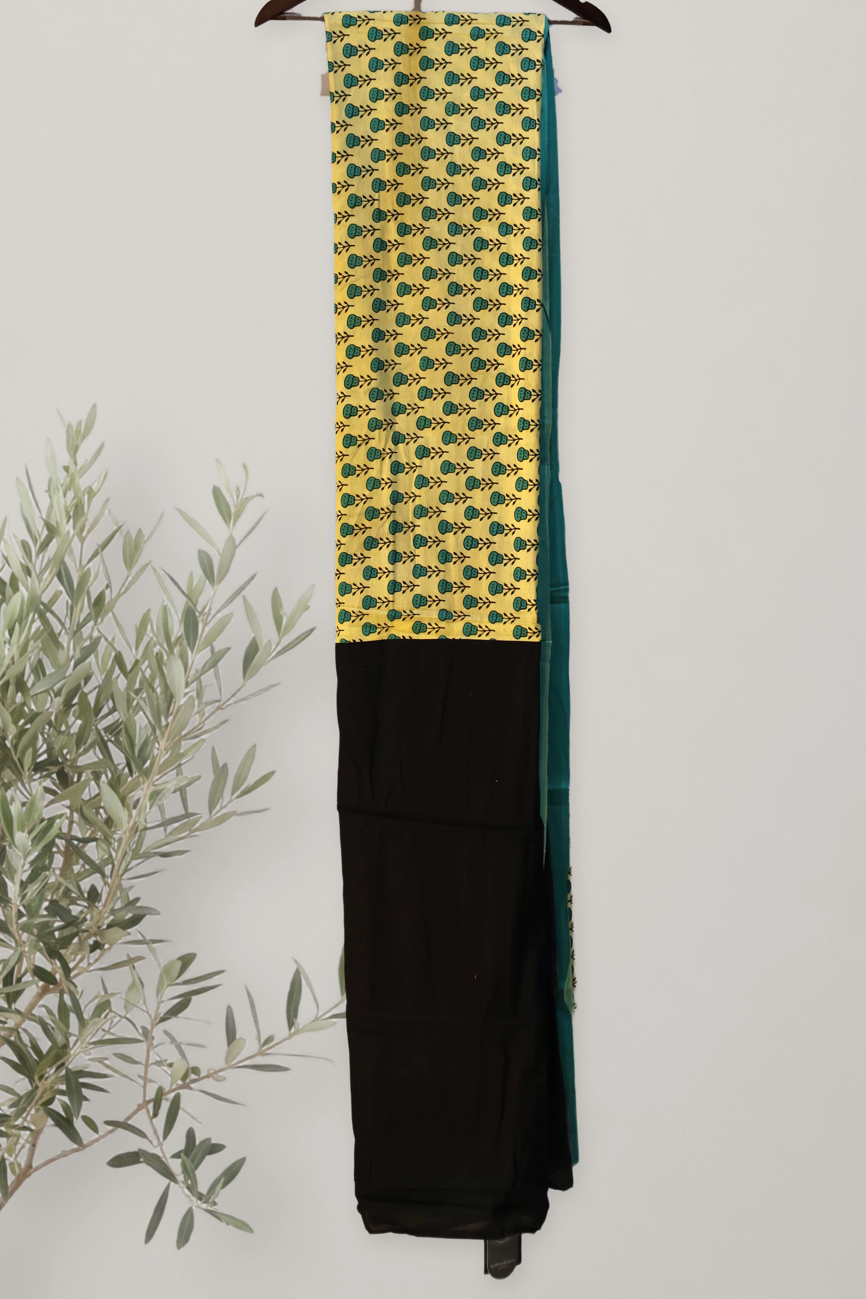 Turquoise Bloom - Sanganeri Cotton: a detail of the work. Cotton.