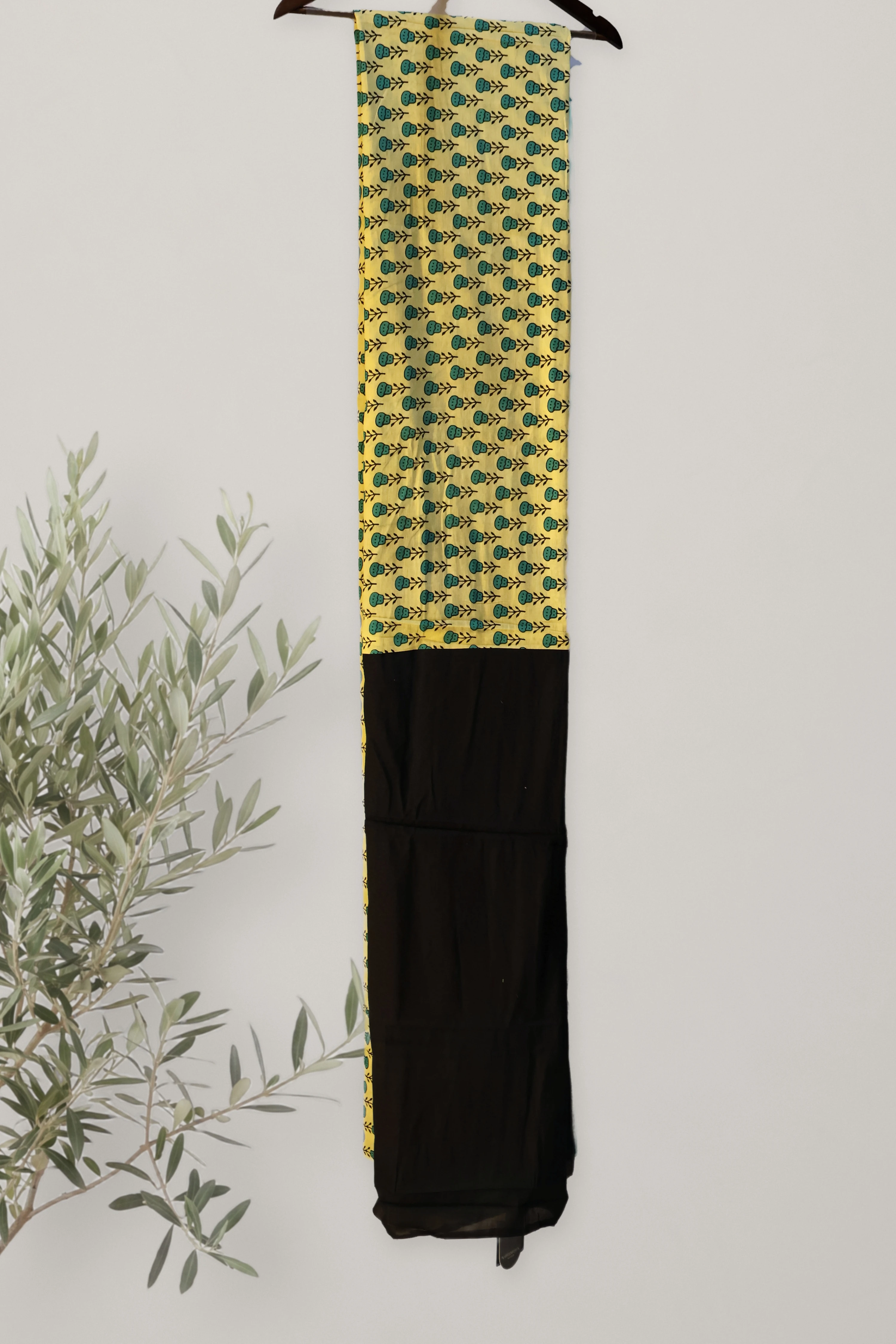 Turquoise Bloom - Sanganeri Cotton: a detail of the work. Cotton.