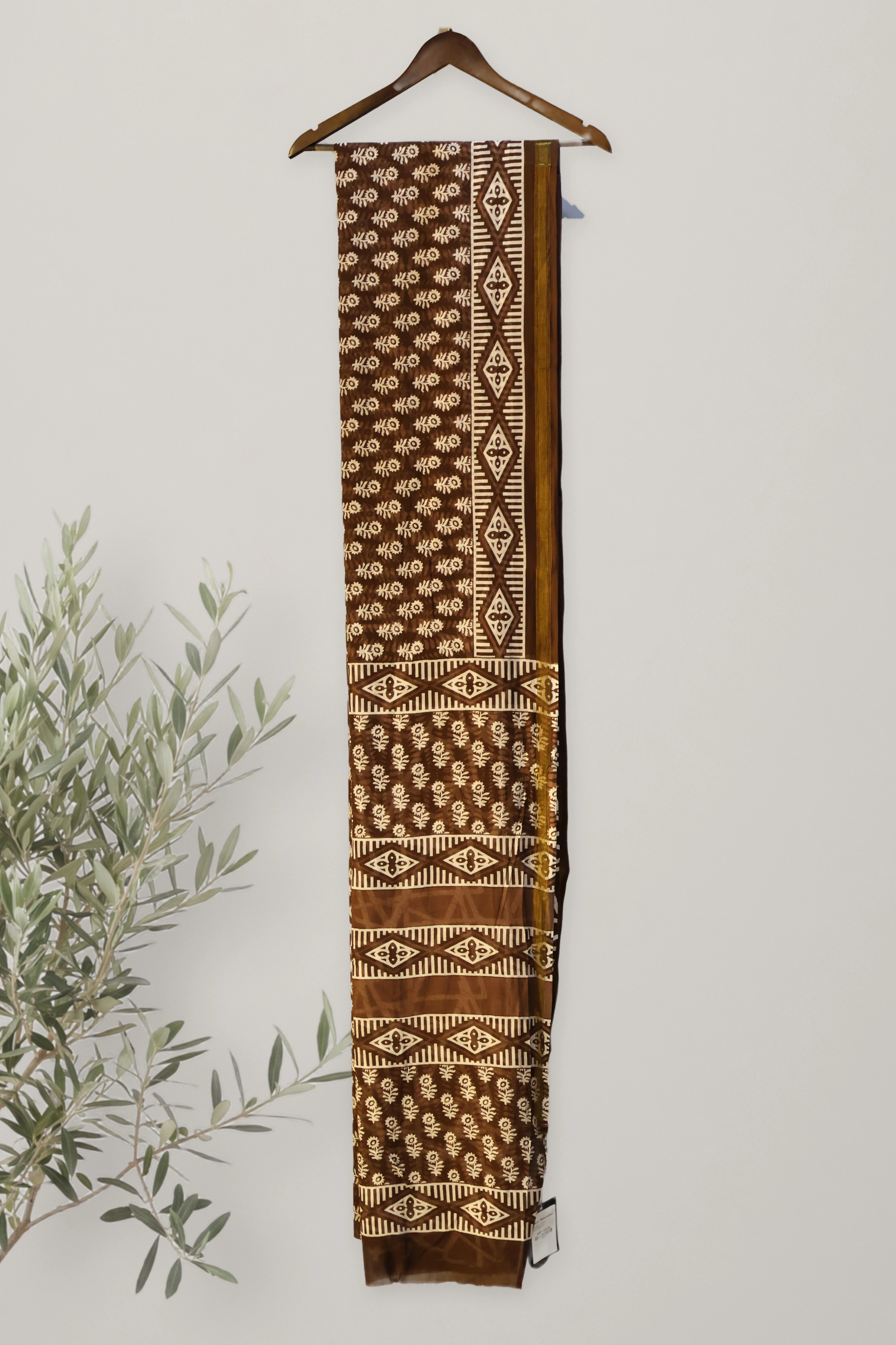 Earthy Bloom - Bagru Cotton: a detail of the work. Cotton.