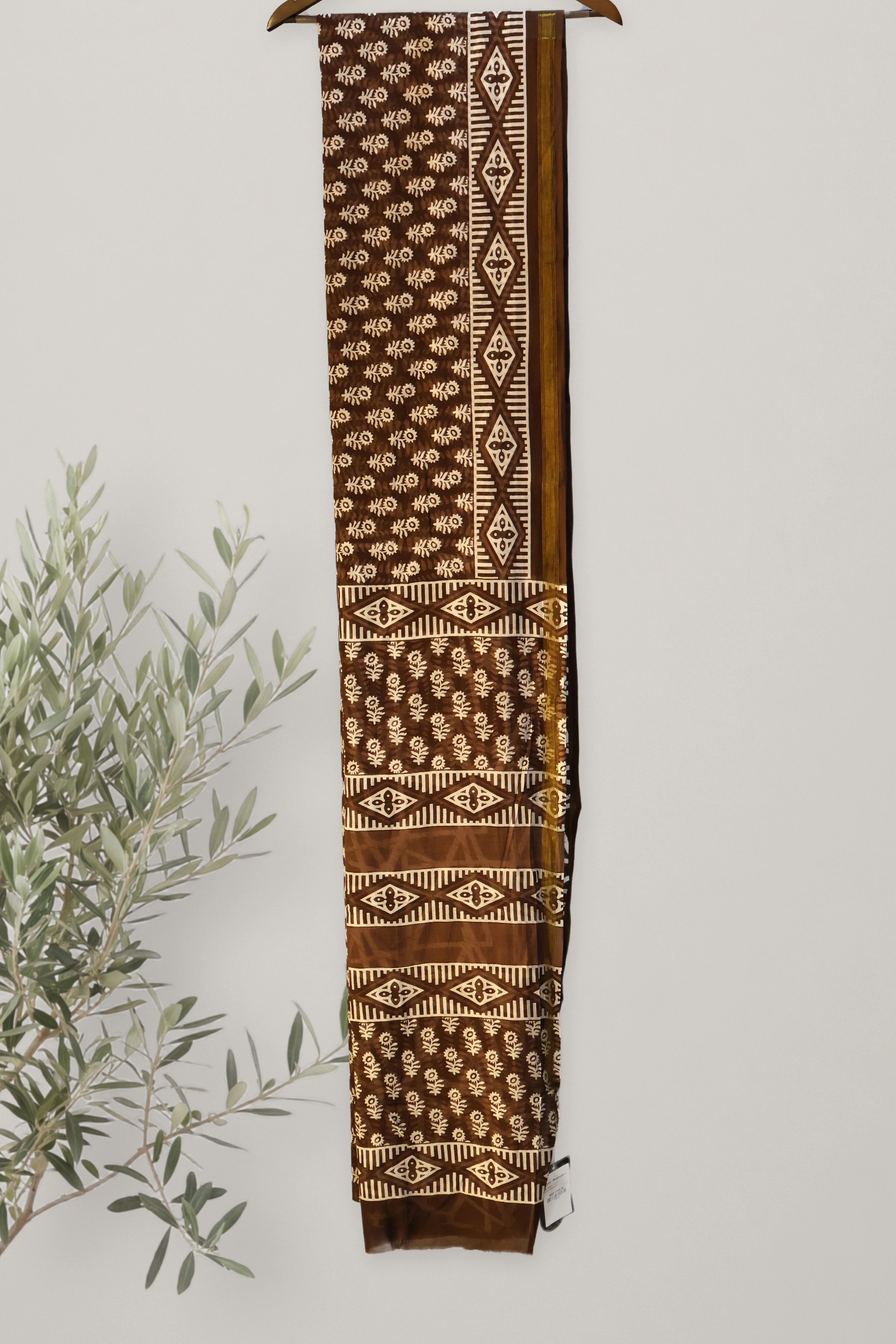 Earthy Bloom - Bagru Cotton: a detail of the work. Cotton.