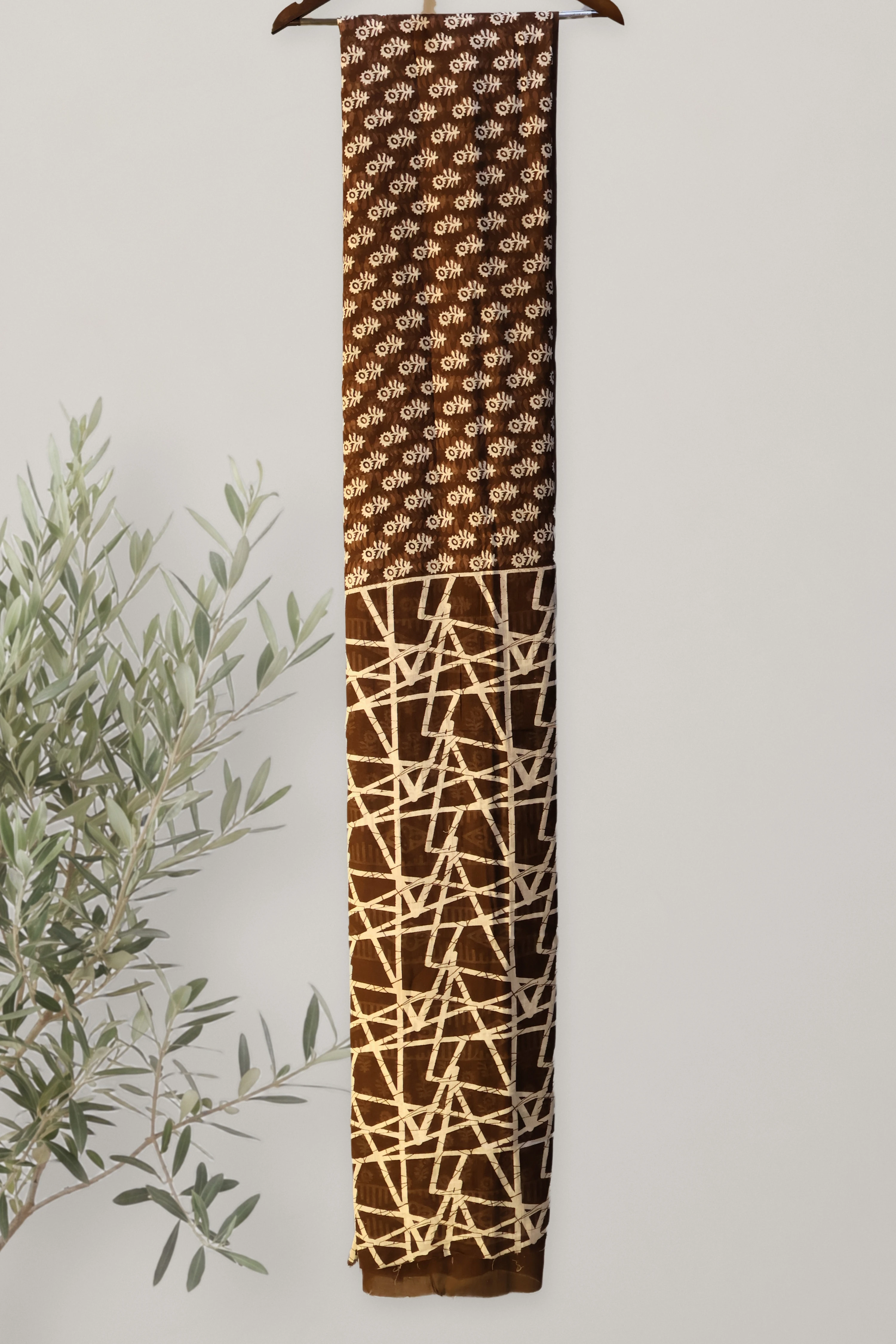 Earthy Bloom - Bagru Cotton: a detail of the work. Cotton.