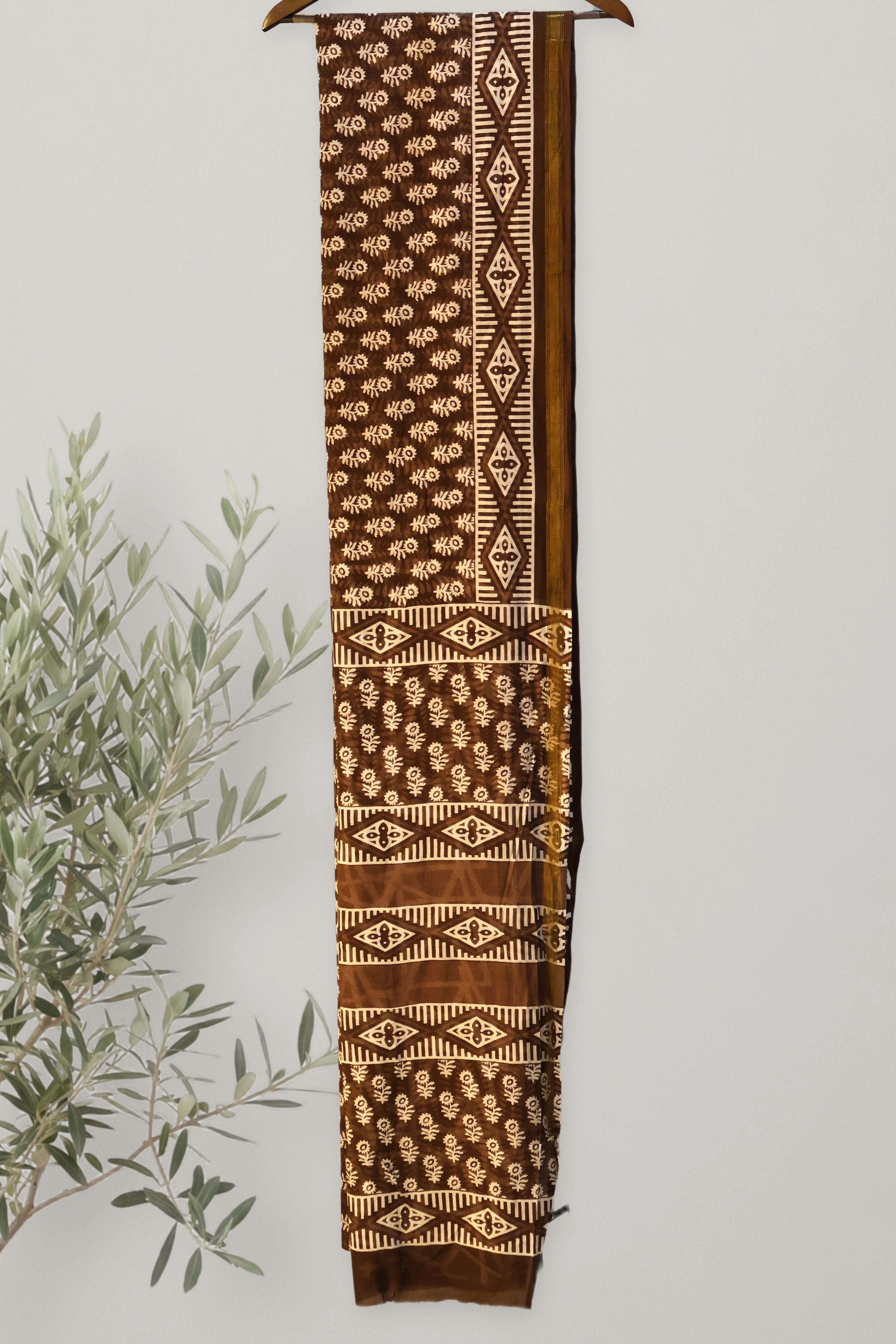 Earthy Bloom - Bagru Cotton: a detail of the work. Cotton.