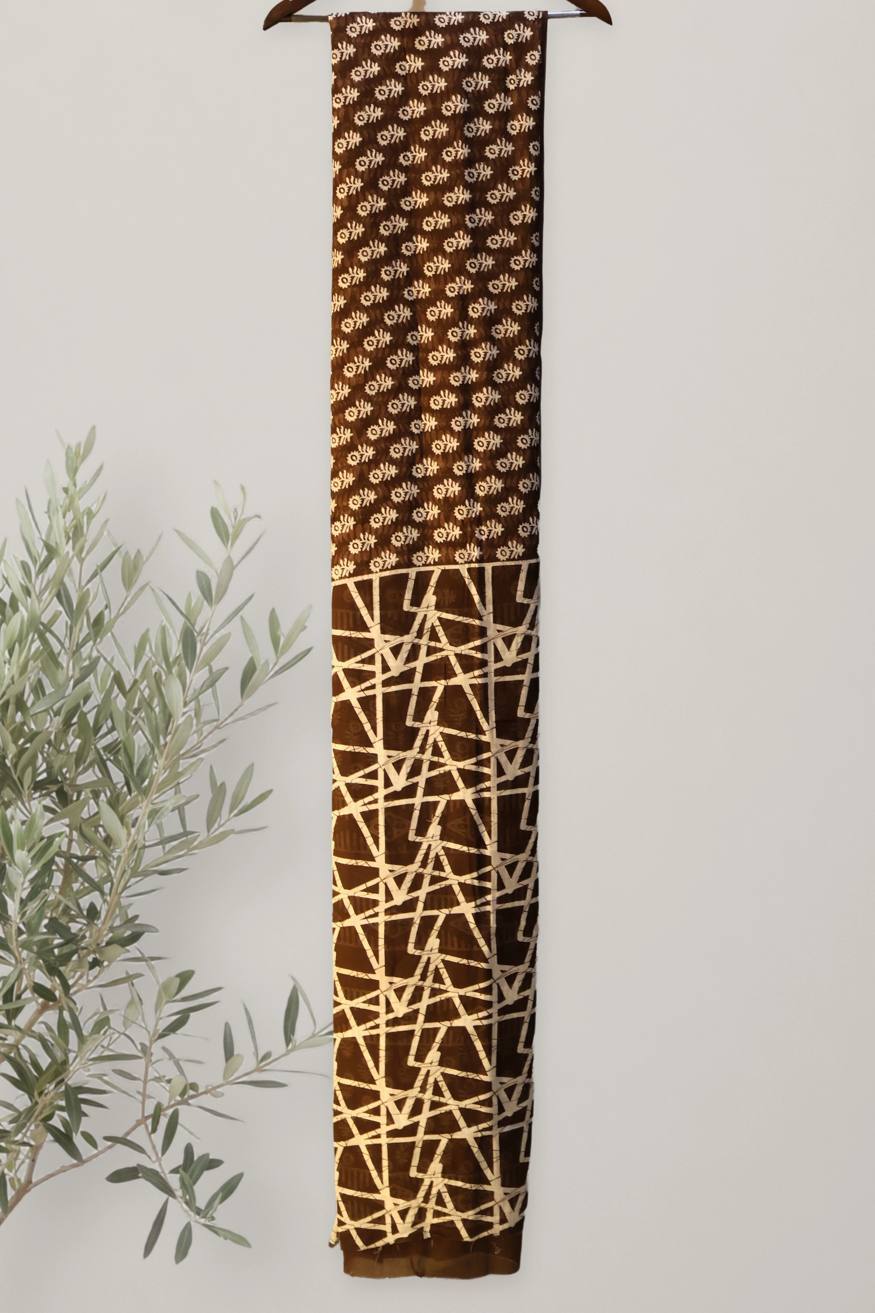 Earthy Bloom - Bagru Cotton: a detail of the work. Cotton.