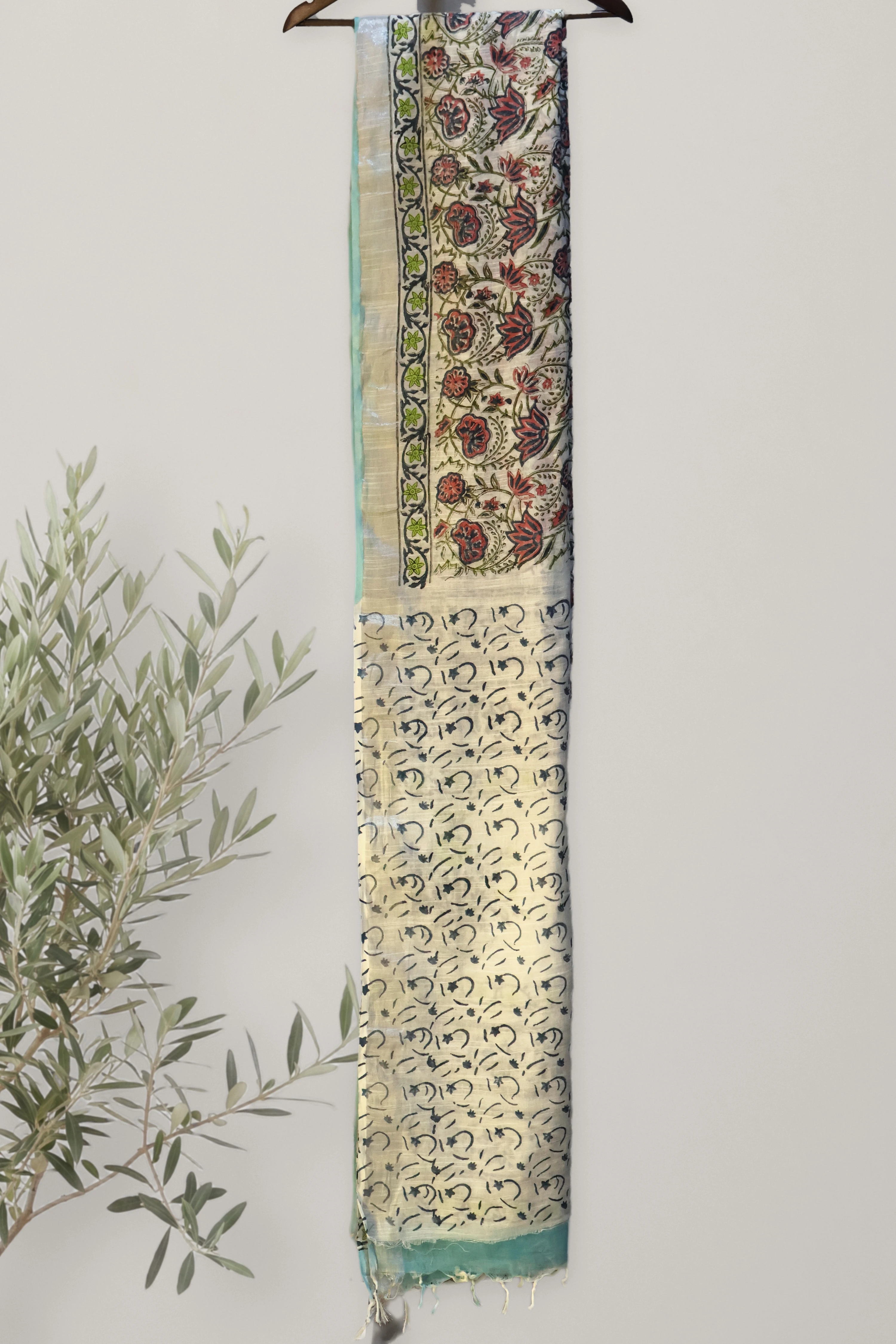 Saree 025: a detail of the work.