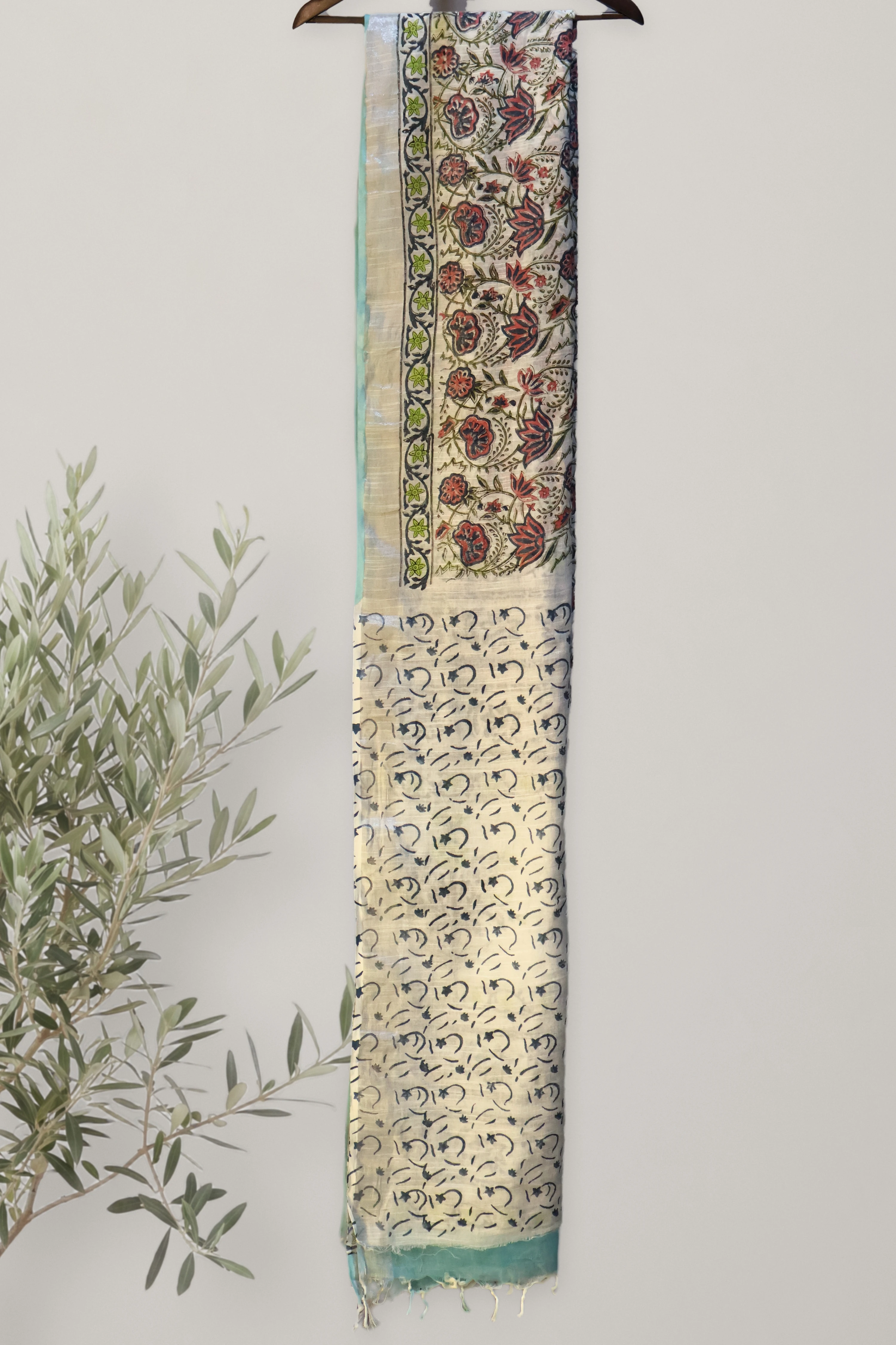 Saree 025: a detail of the work.