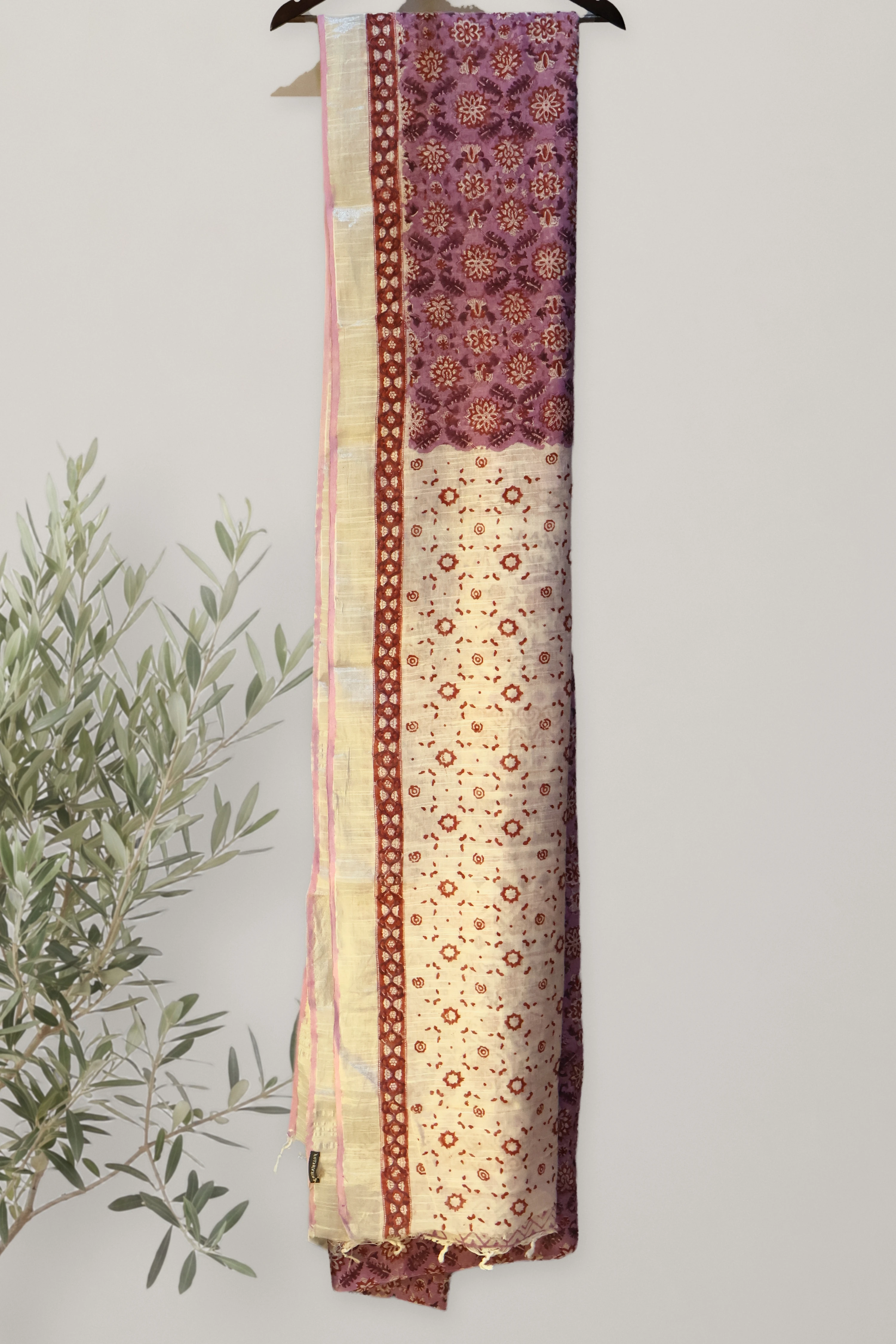 Saree 028: the whole piece, laid out.