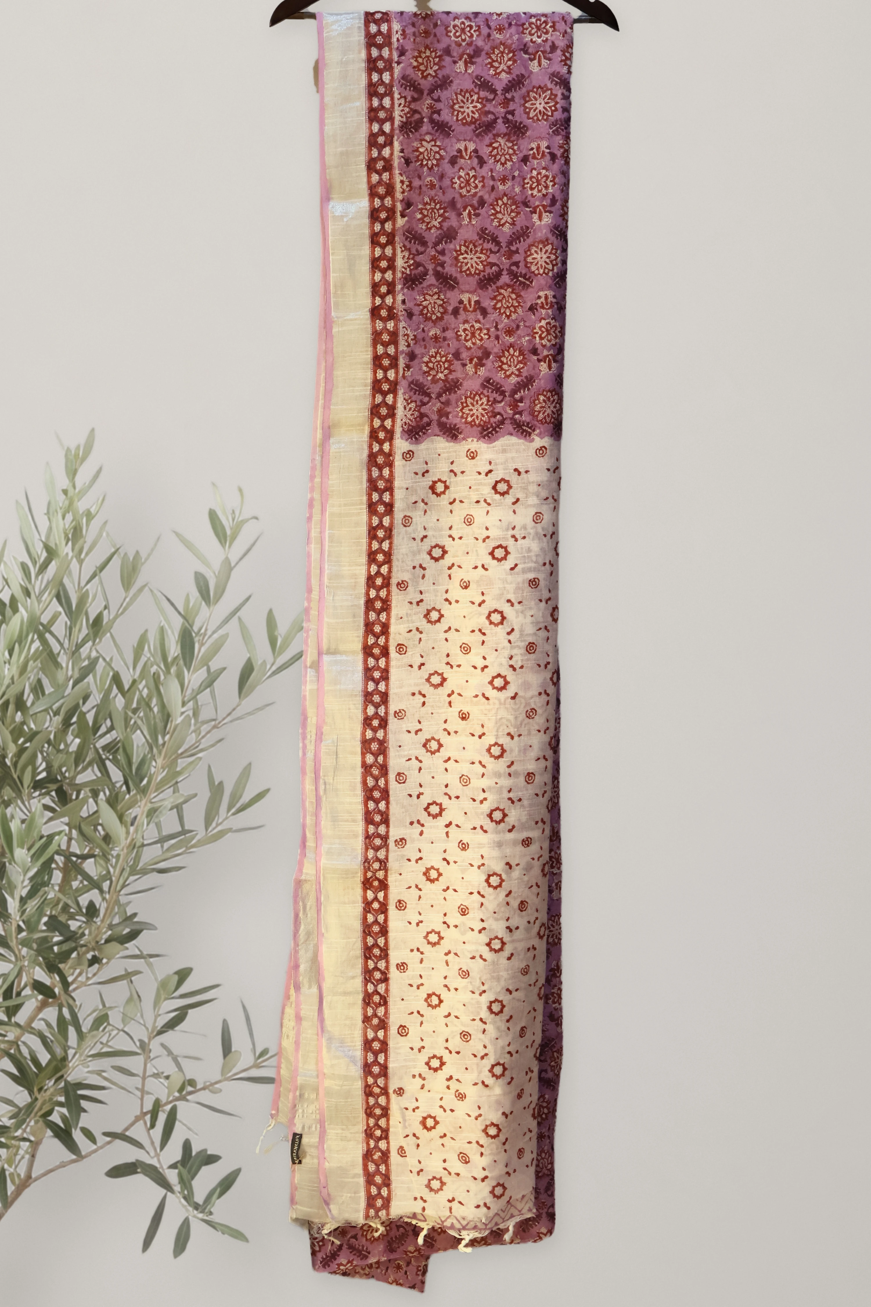 Saree 028: a detail of the work.