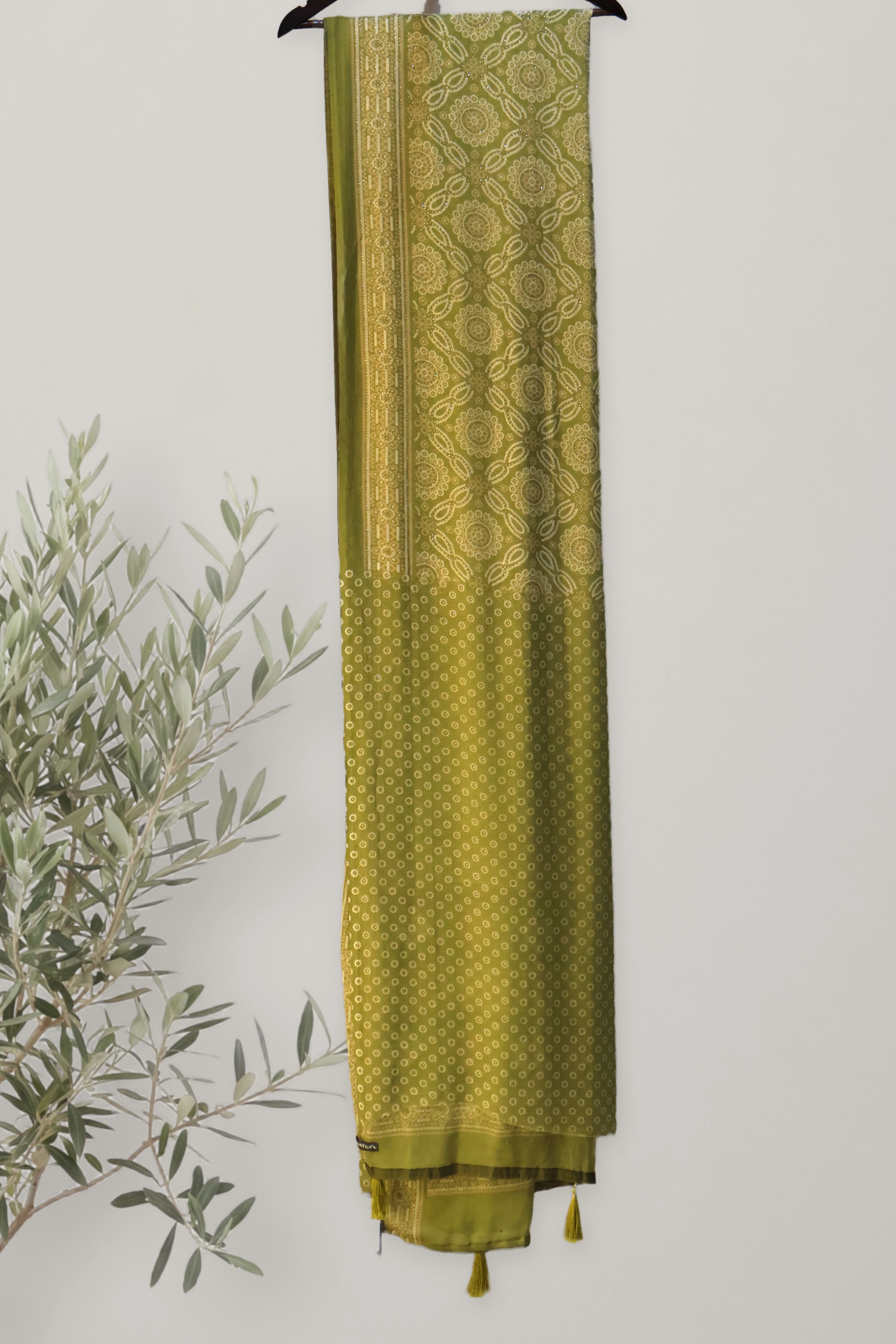 Rai - Bandhani Chiffon: a detail of the work. Chiffon.
