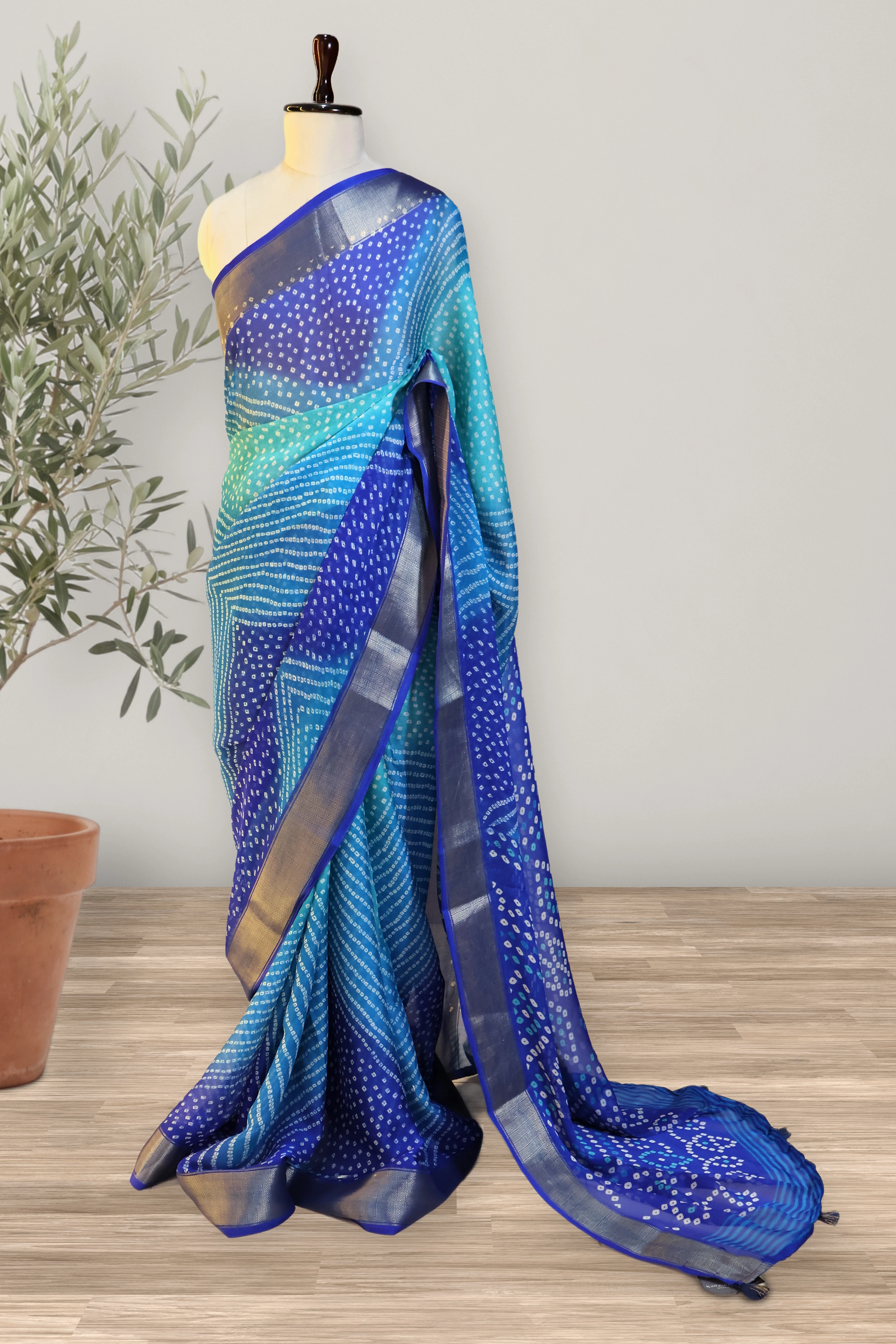 Classic - Bandhani Chiffon: a detail of the work. Chiffon.