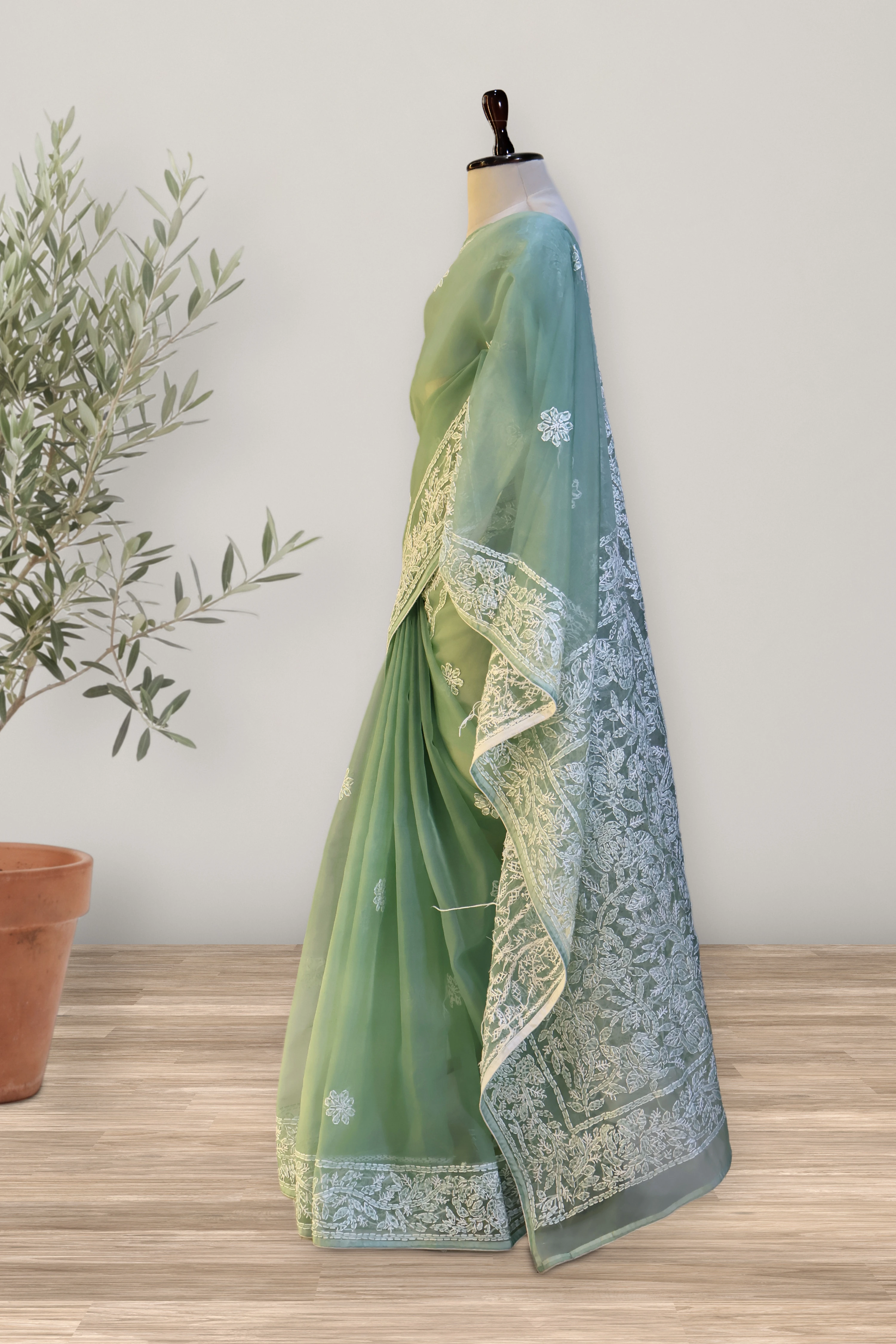 Kantha - Chikankari Organza: a detail of the work. Organza.