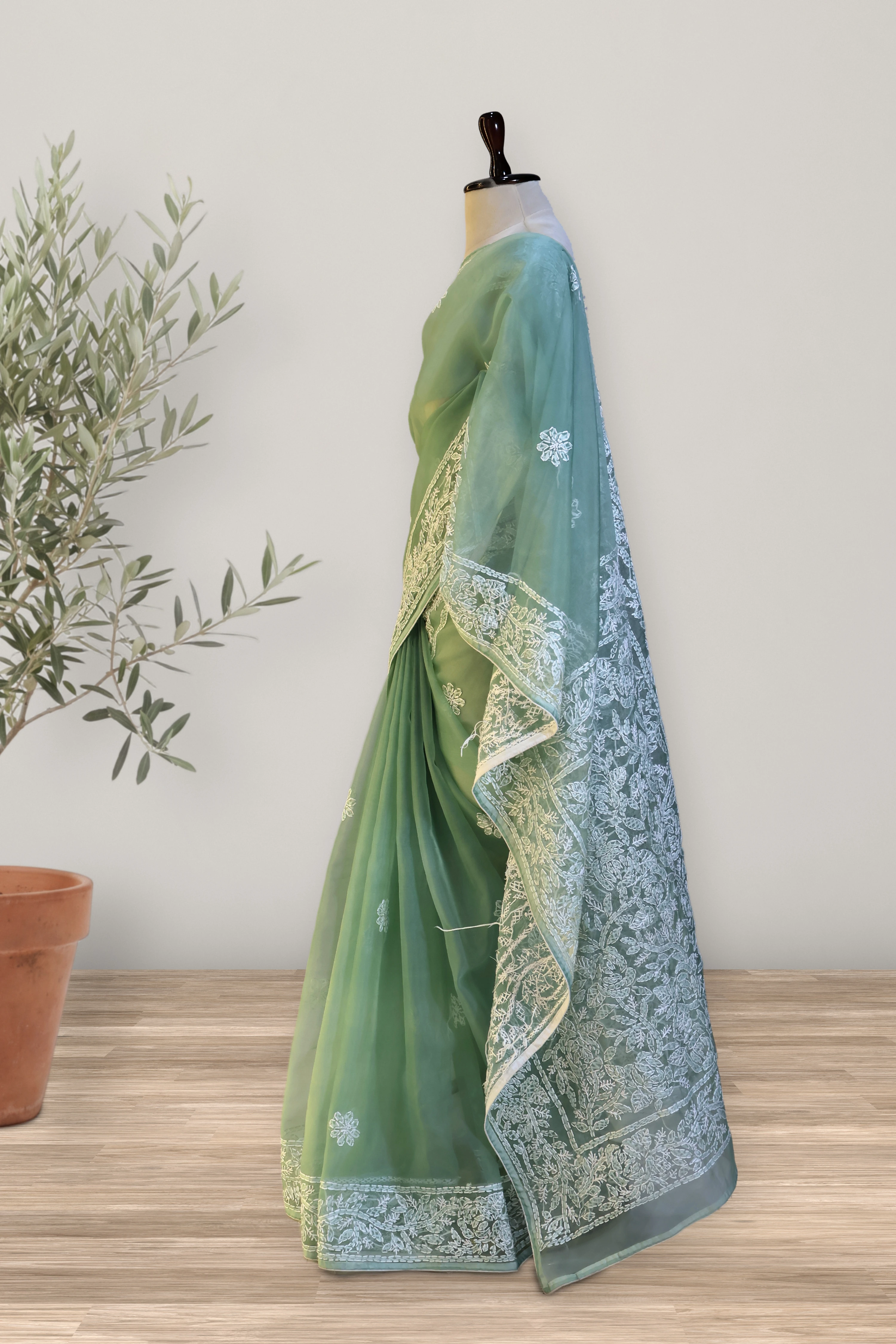 Kantha - Chikankari Organza: a detail of the work. Organza.