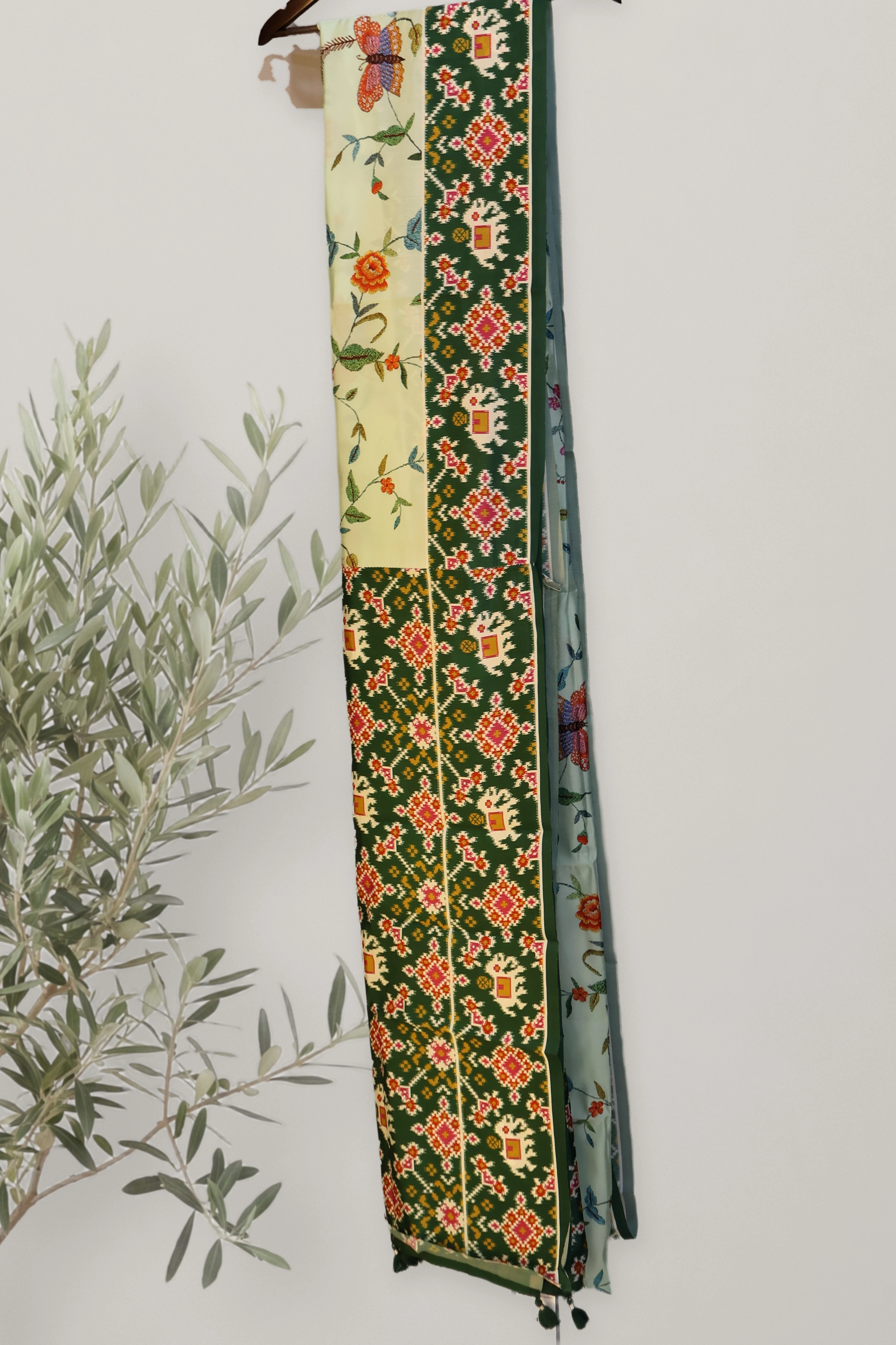 Garden Bloom - Patola: a detail of the work. Semi-tussar.