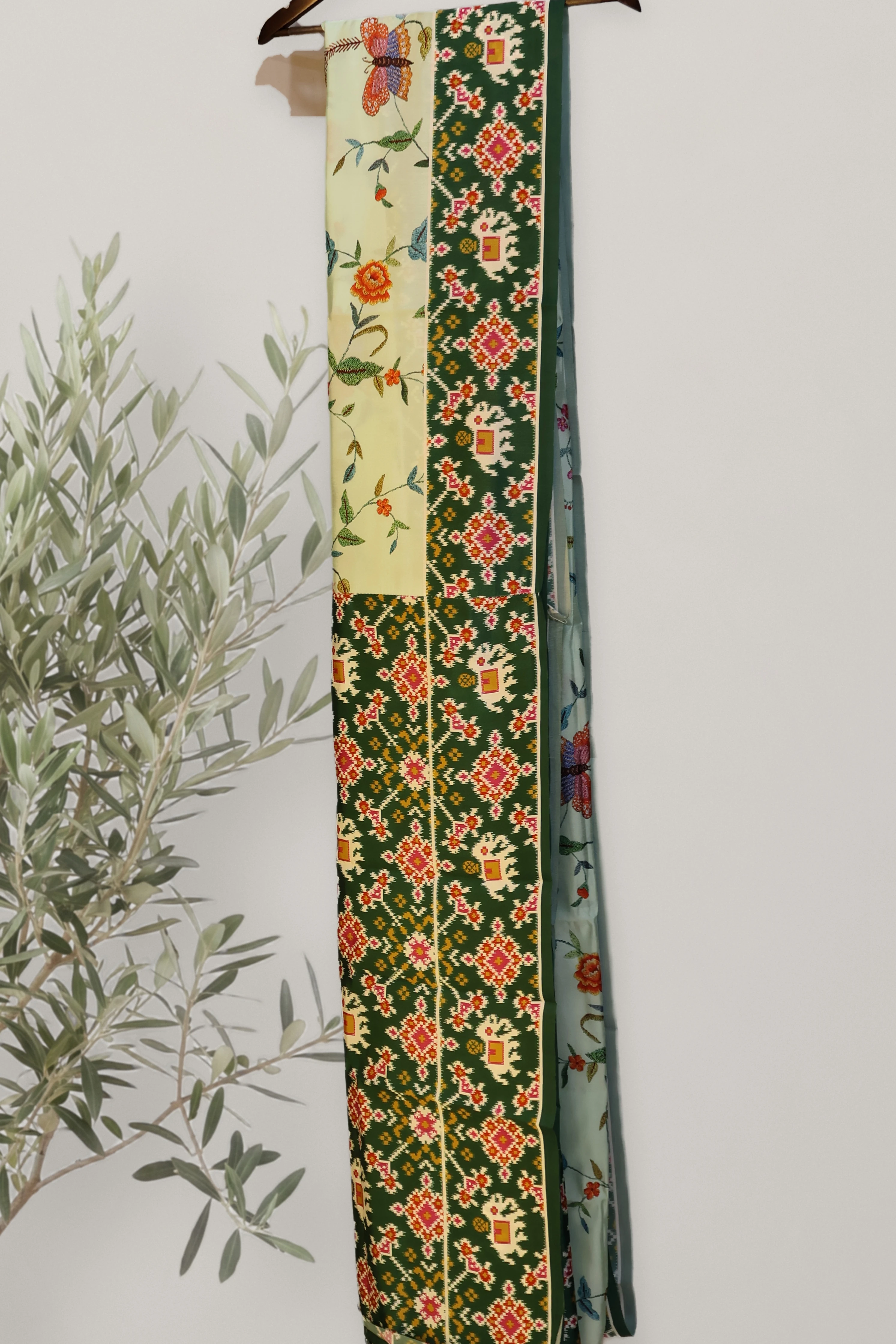 Garden Bloom - Patola: a detail of the work. Semi-tussar.