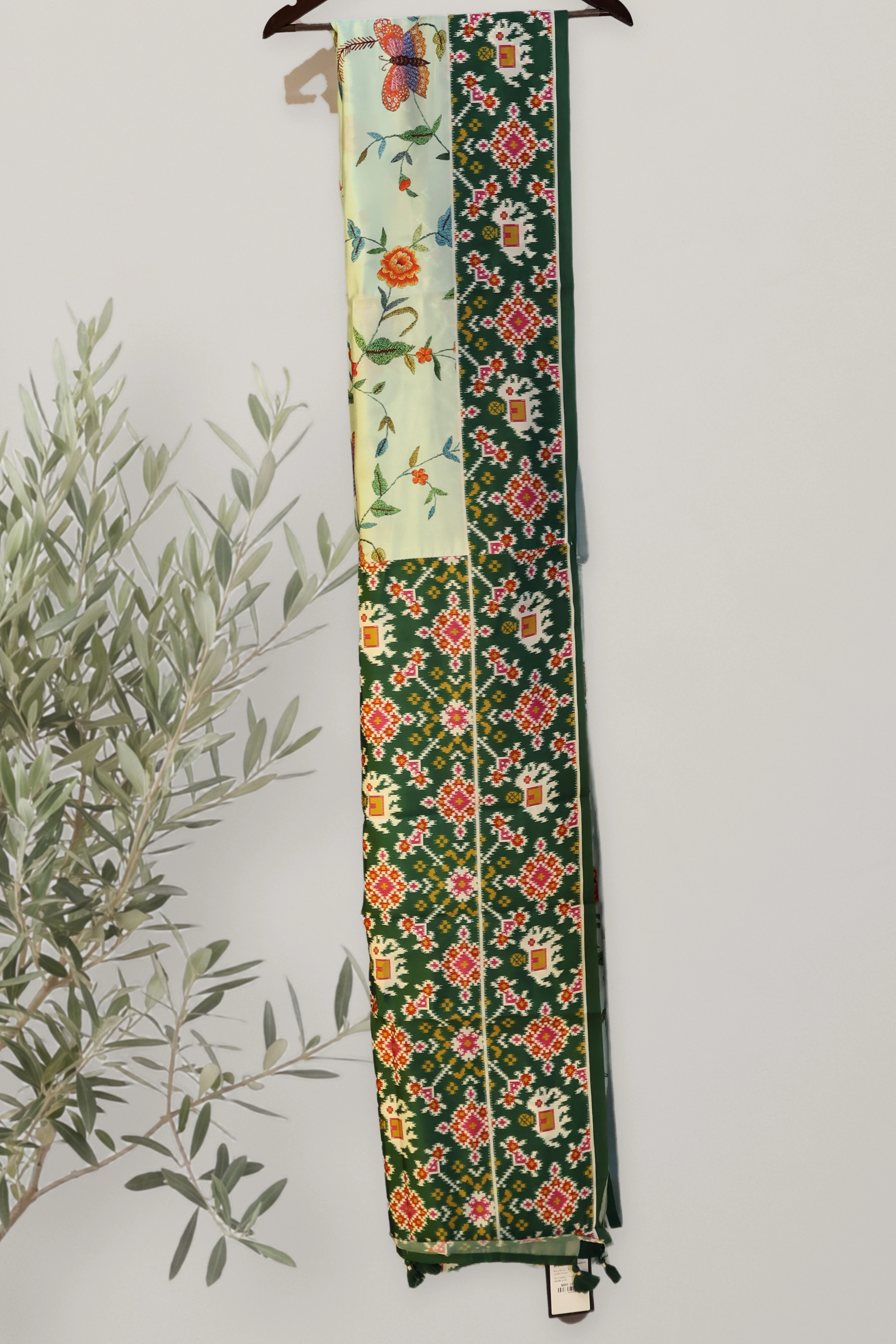 Garden Bloom - Patola: a detail of the work. Semi-tussar.