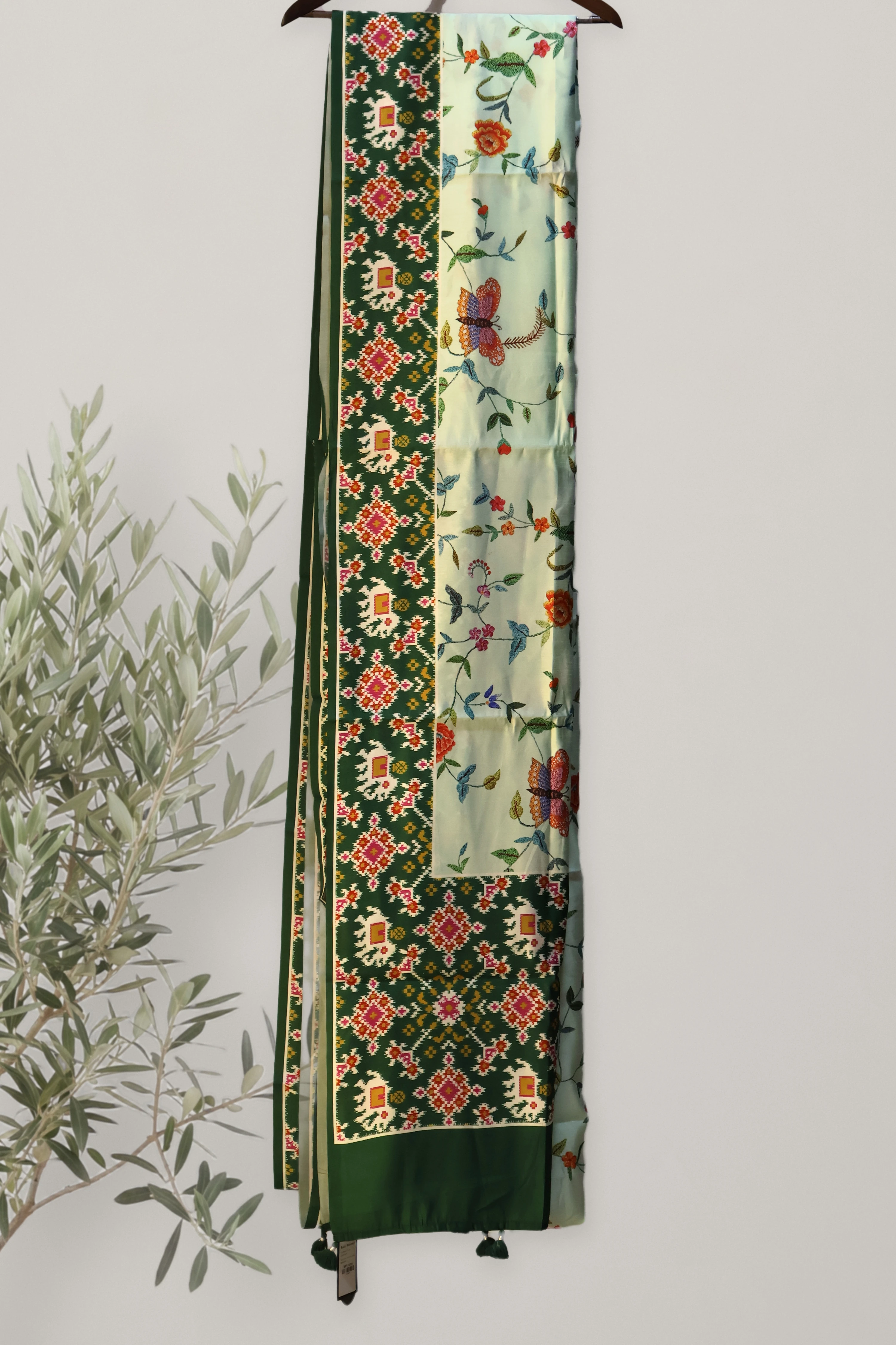 Garden Bloom - Patola: a detail of the work. Semi-tussar.