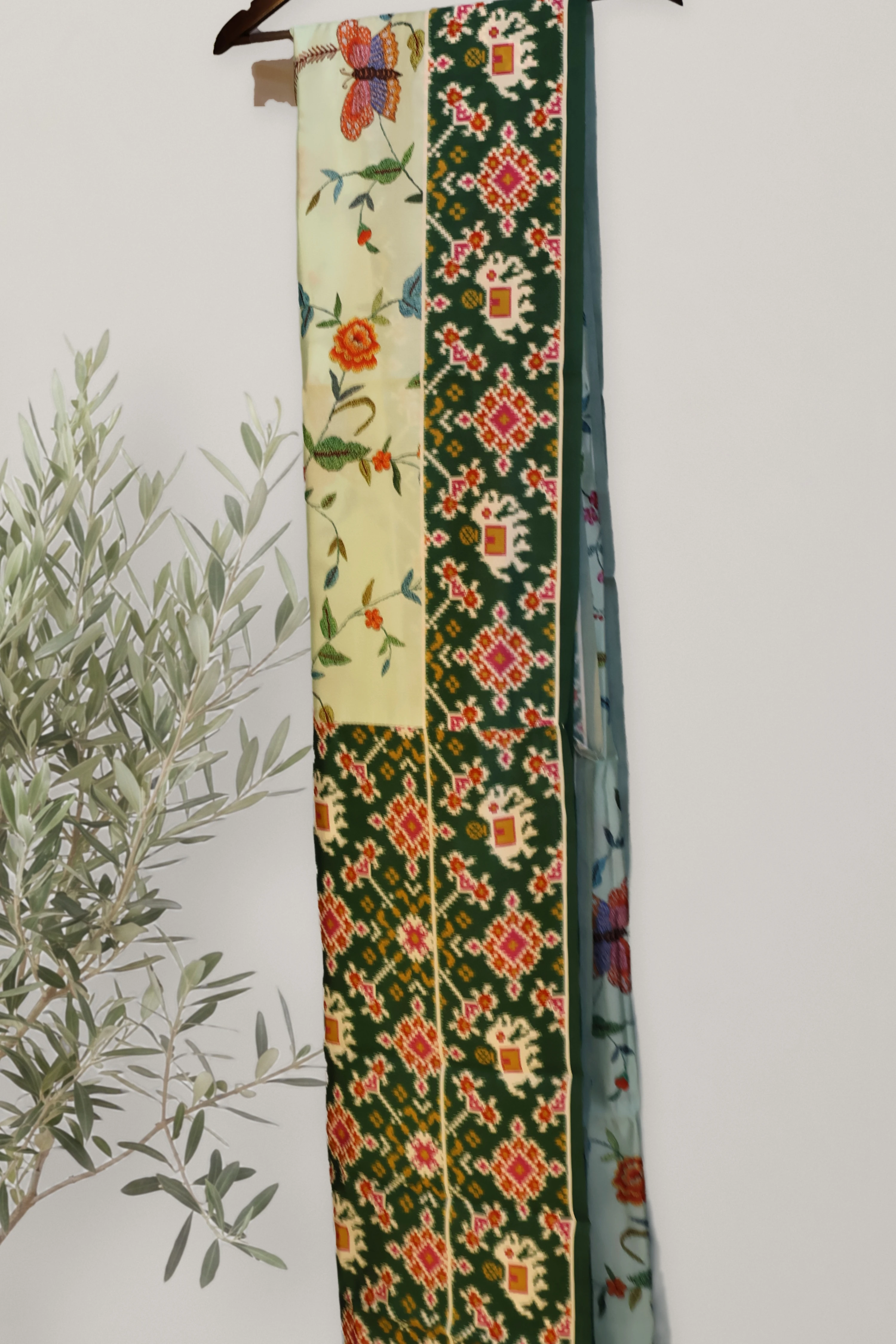 Garden Bloom - Patola: a detail of the work. Semi-tussar.