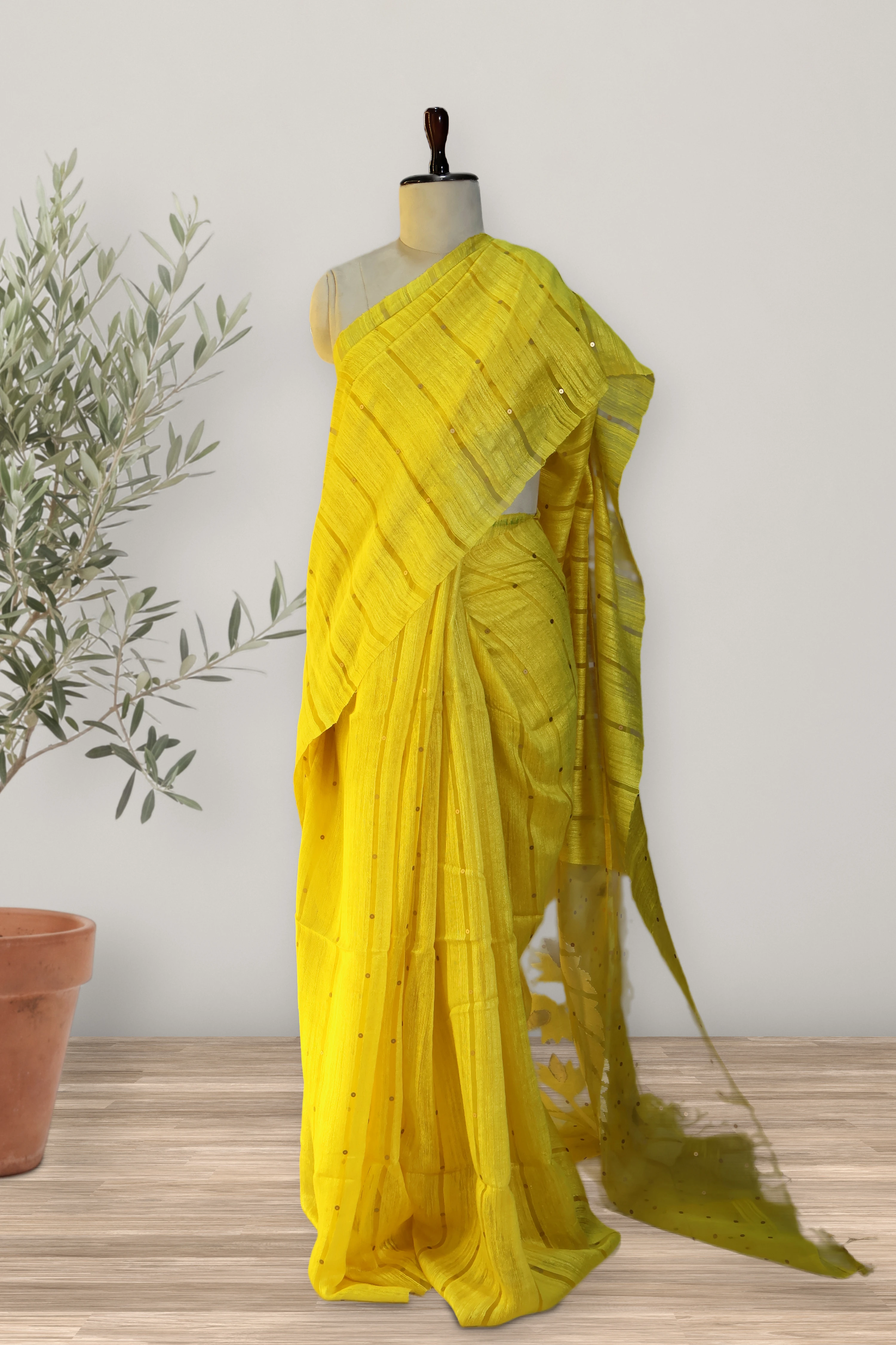 Jamdani Bloom - Fusion: a detail of the work. Matka Silk.