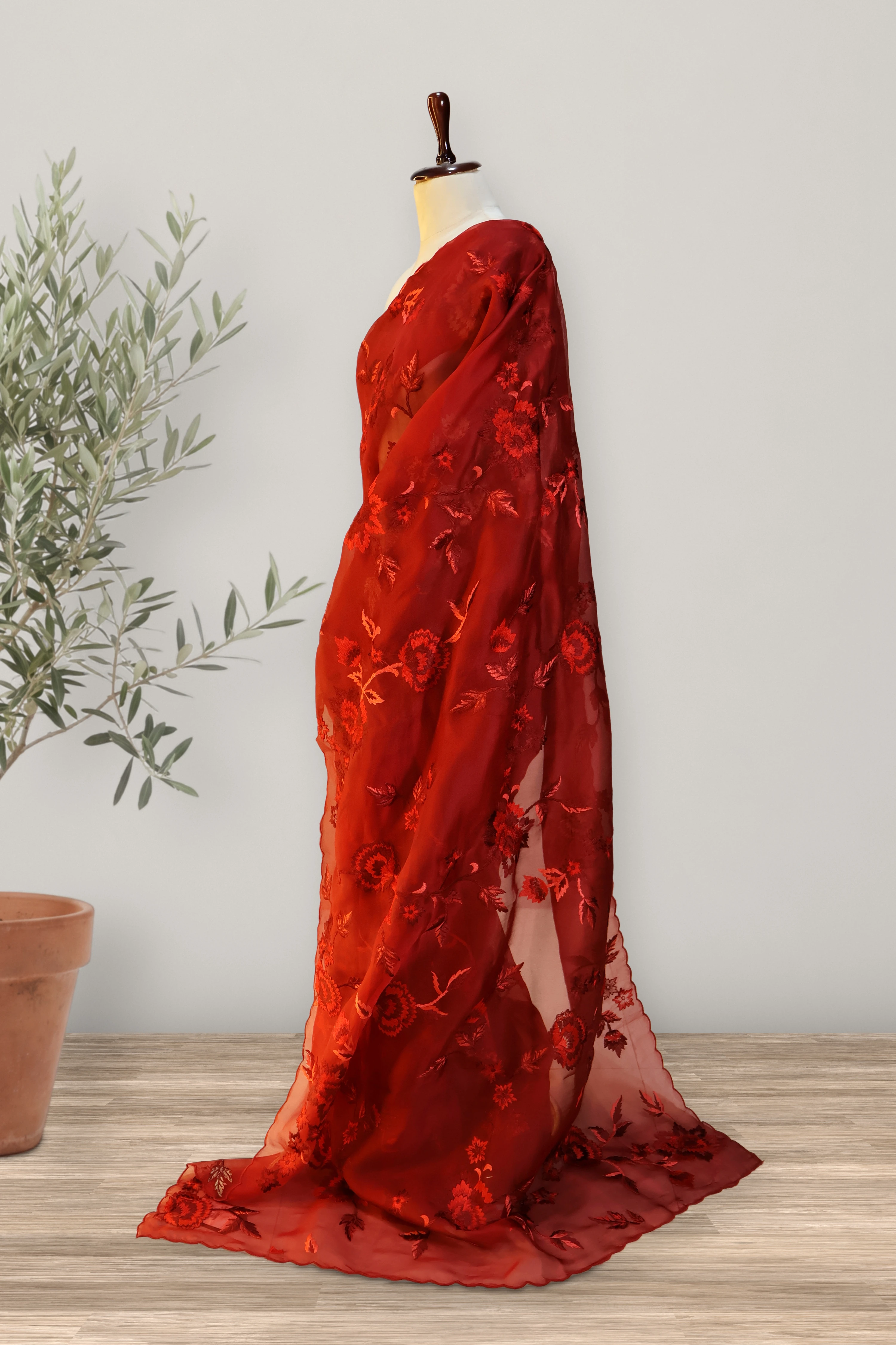 Bridal Parsi - Organza: a detail of the work. Organza.