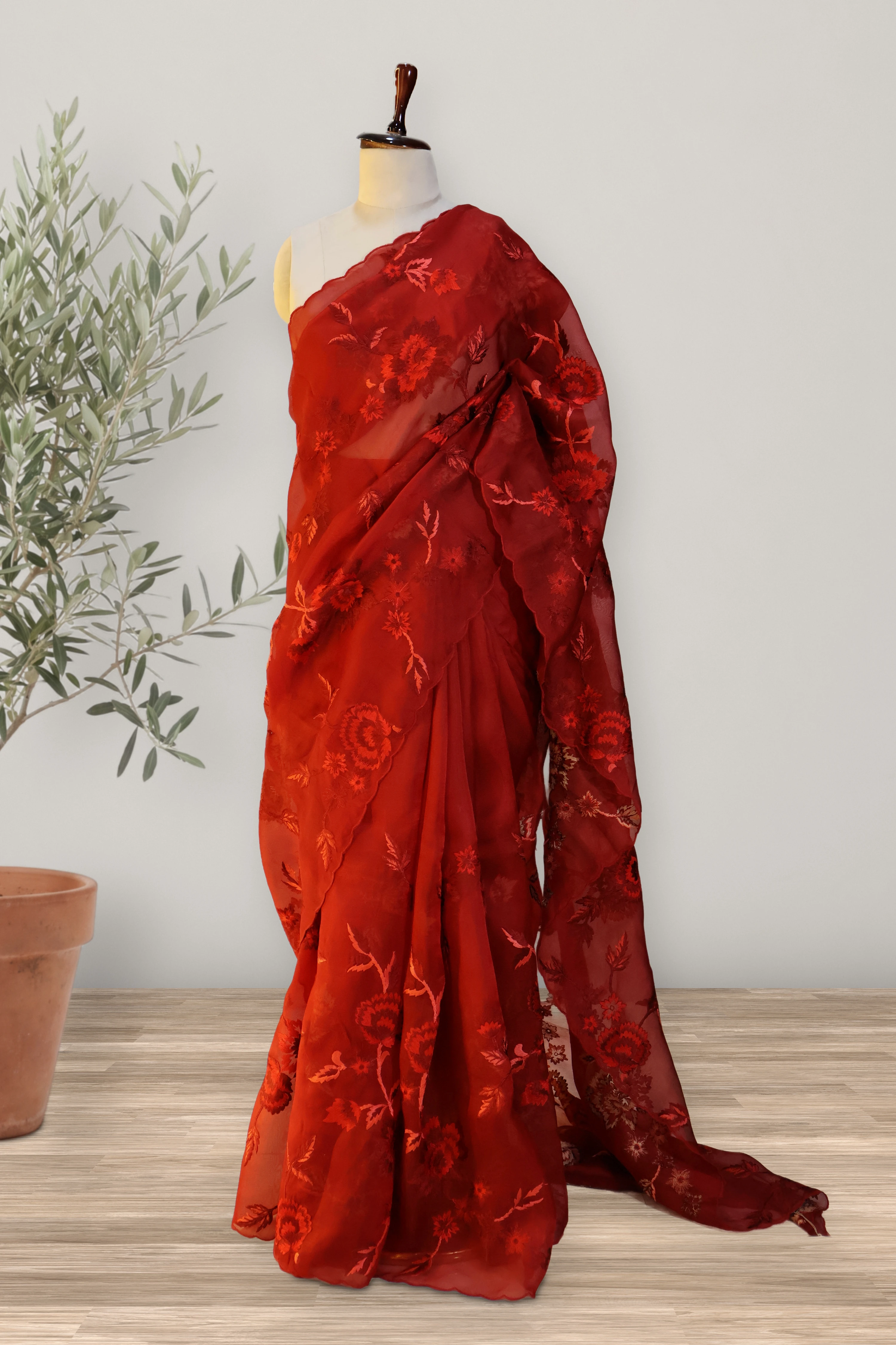 Bridal Parsi - Organza: a detail of the work. Organza.