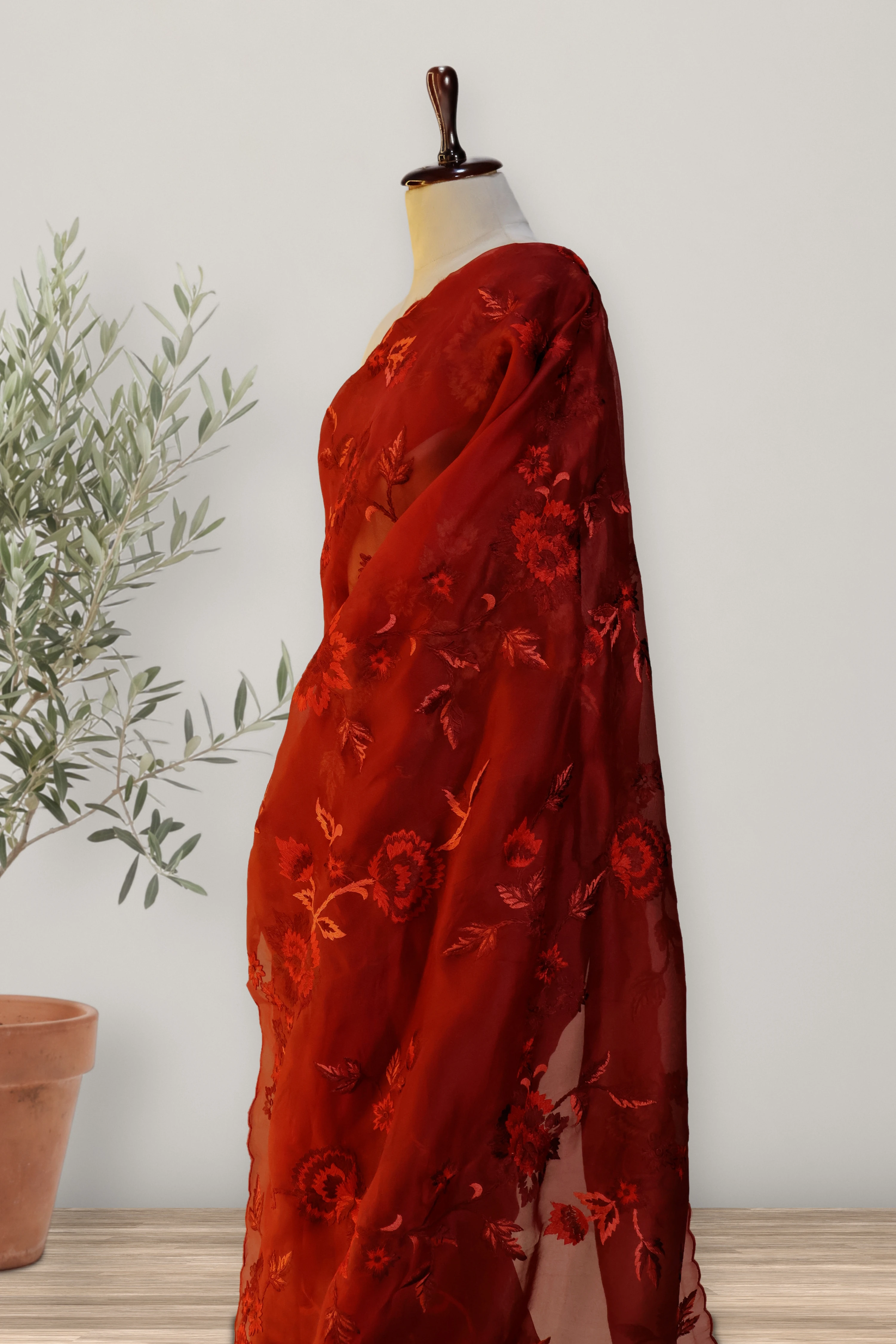 Bridal Parsi - Organza: a detail of the work. Organza.