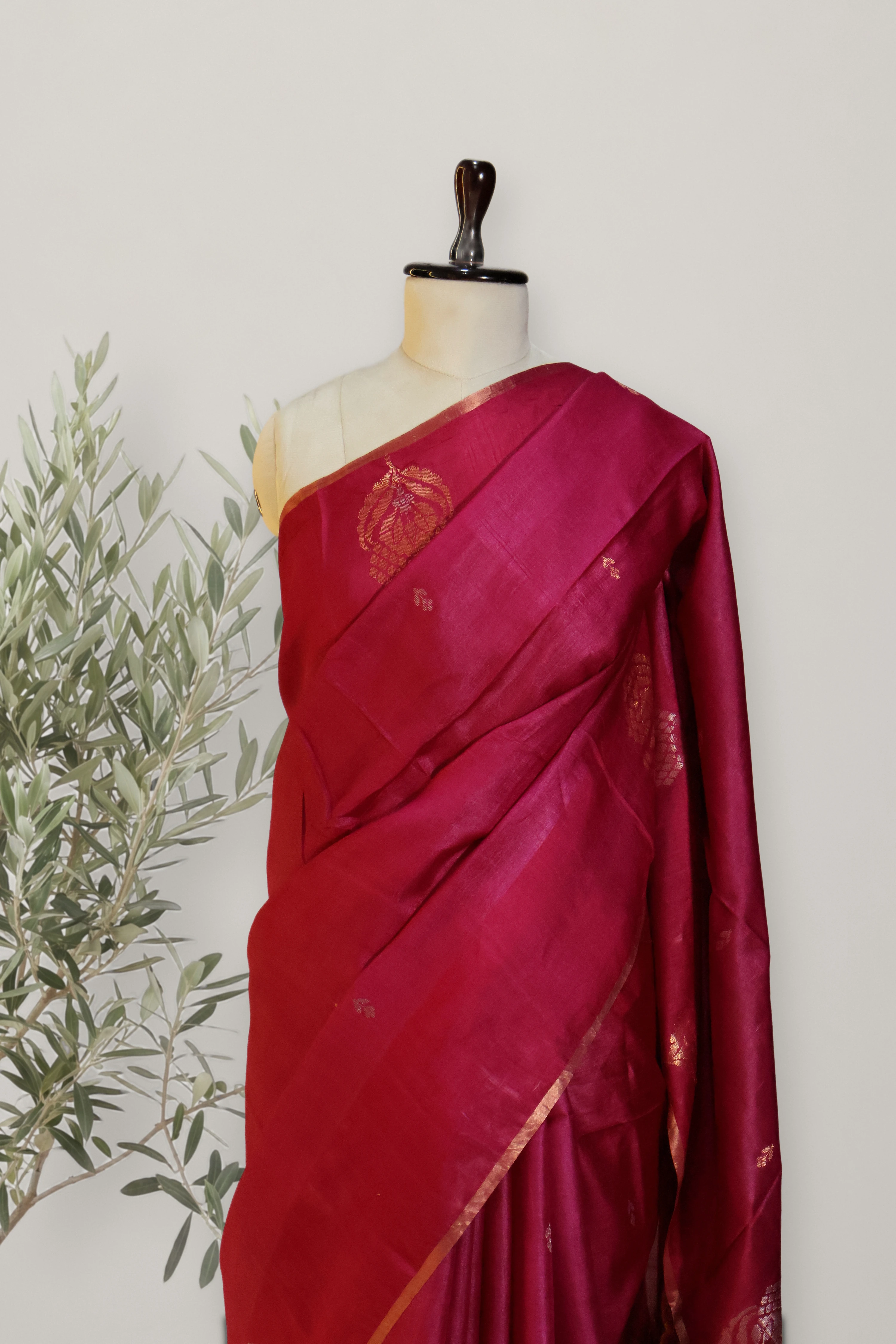 Noor Jamdani - Tussar: a detail of the work. Tussar.