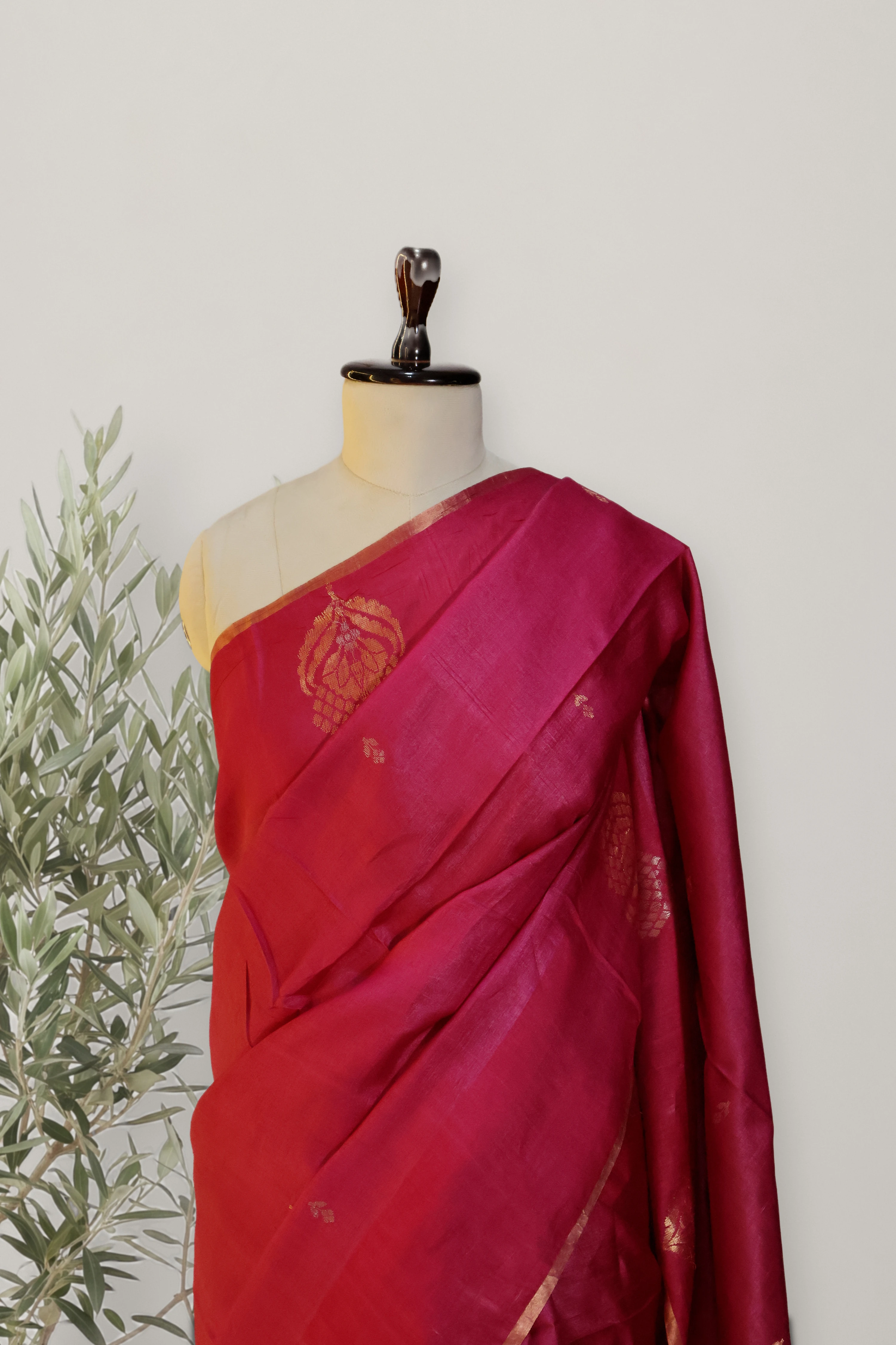 Noor Jamdani - Tussar: a detail of the work. Tussar.