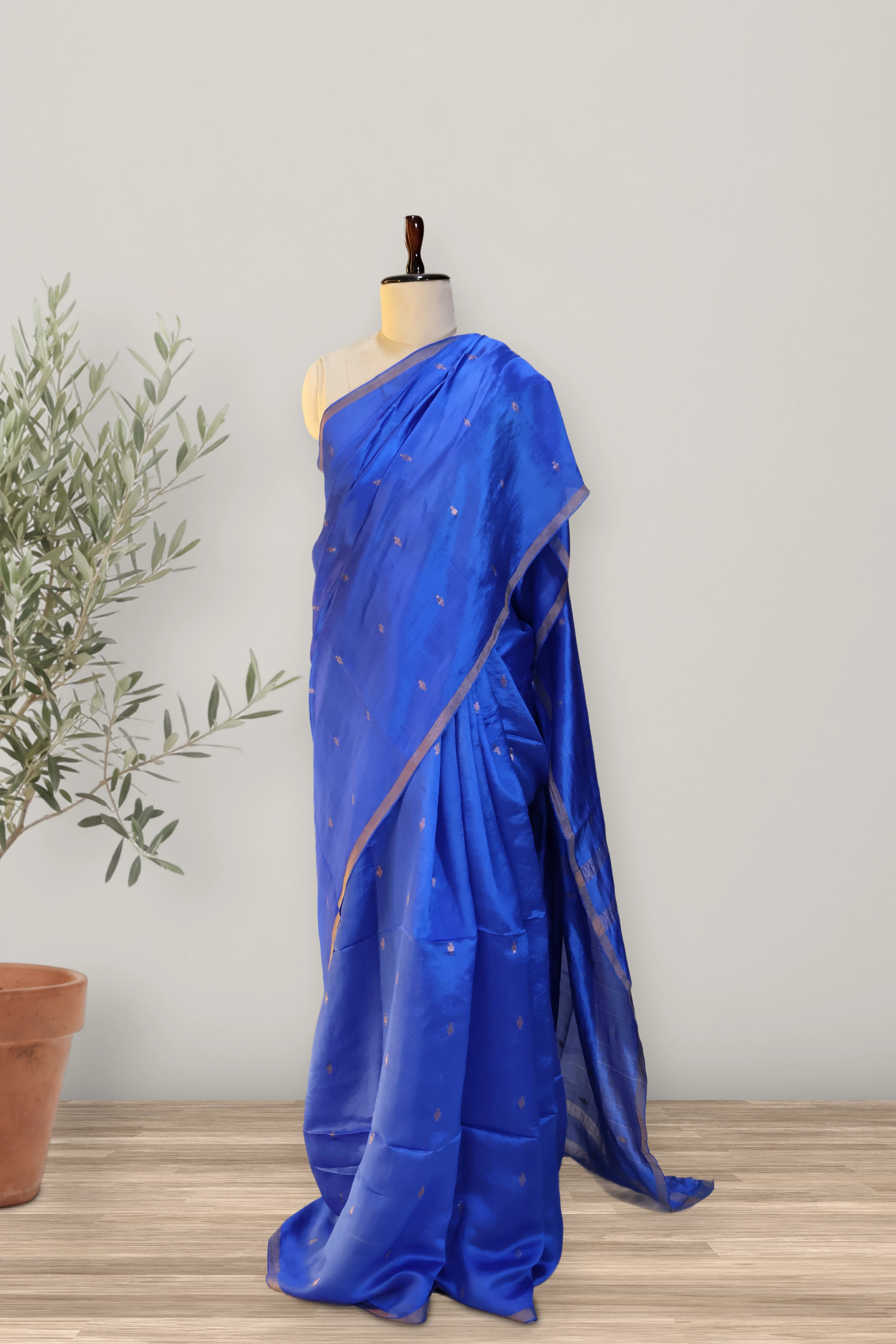Royal - Jamdani: the whole piece, laid out. Tussar.