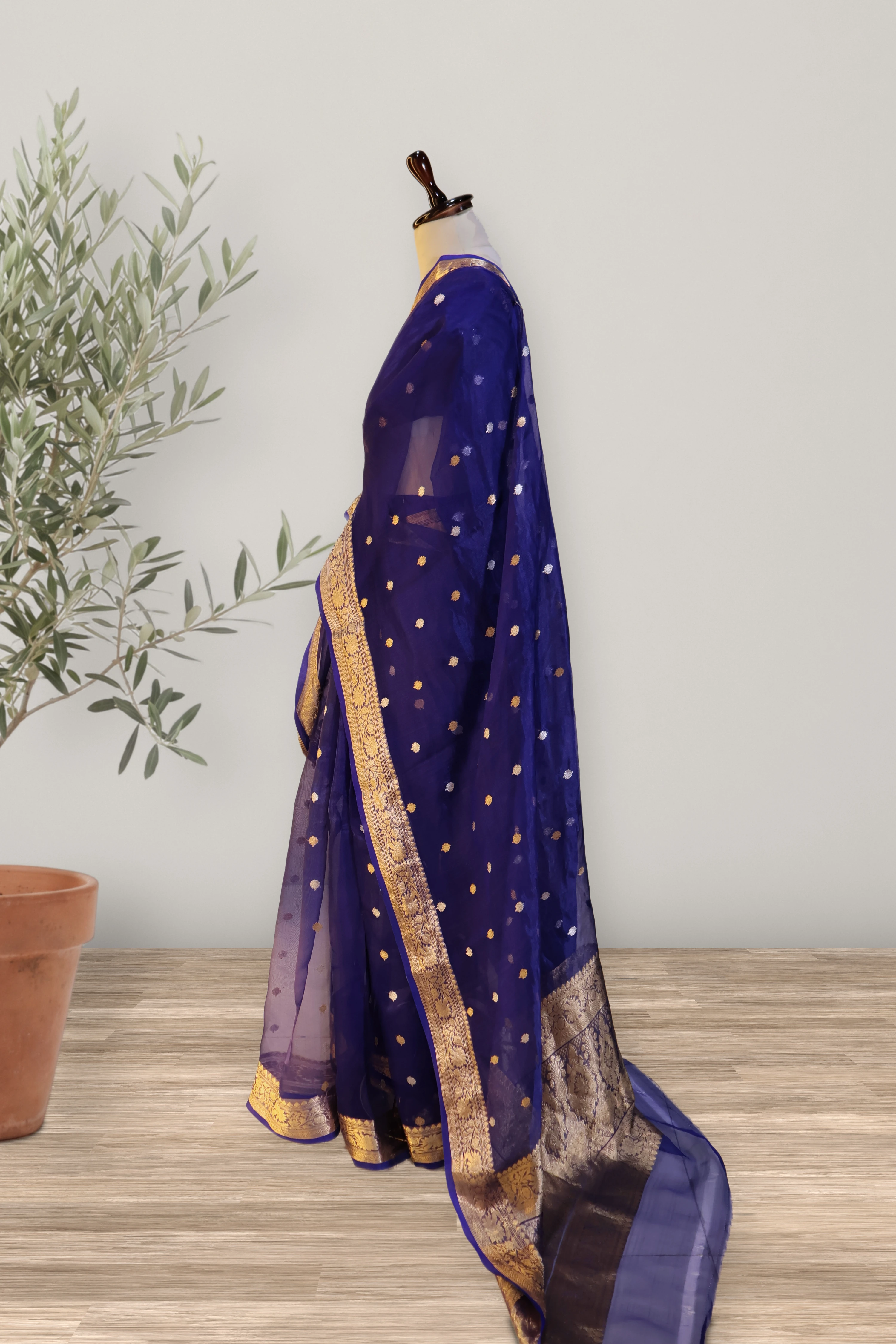 Saree 060: a detail of the work.