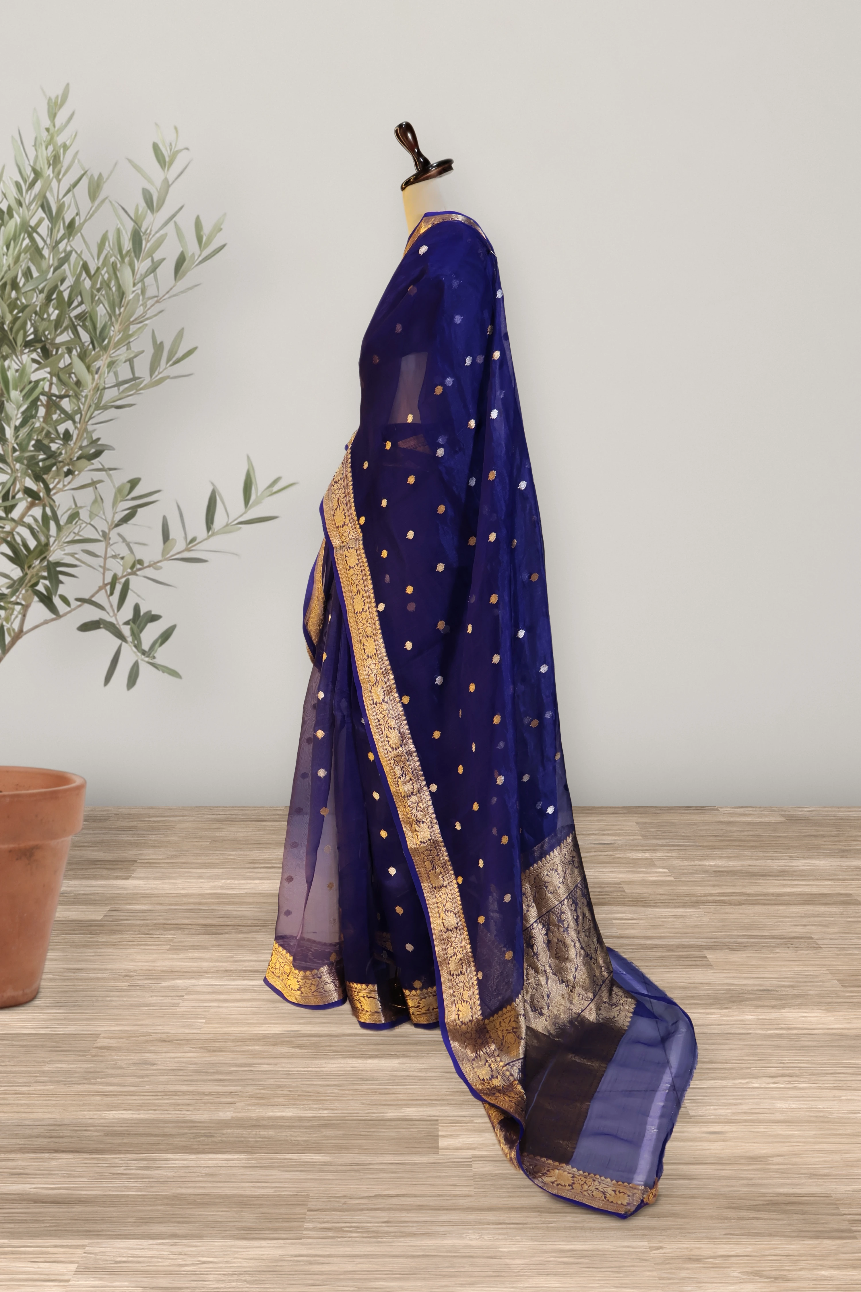Saree 060: a detail of the work.