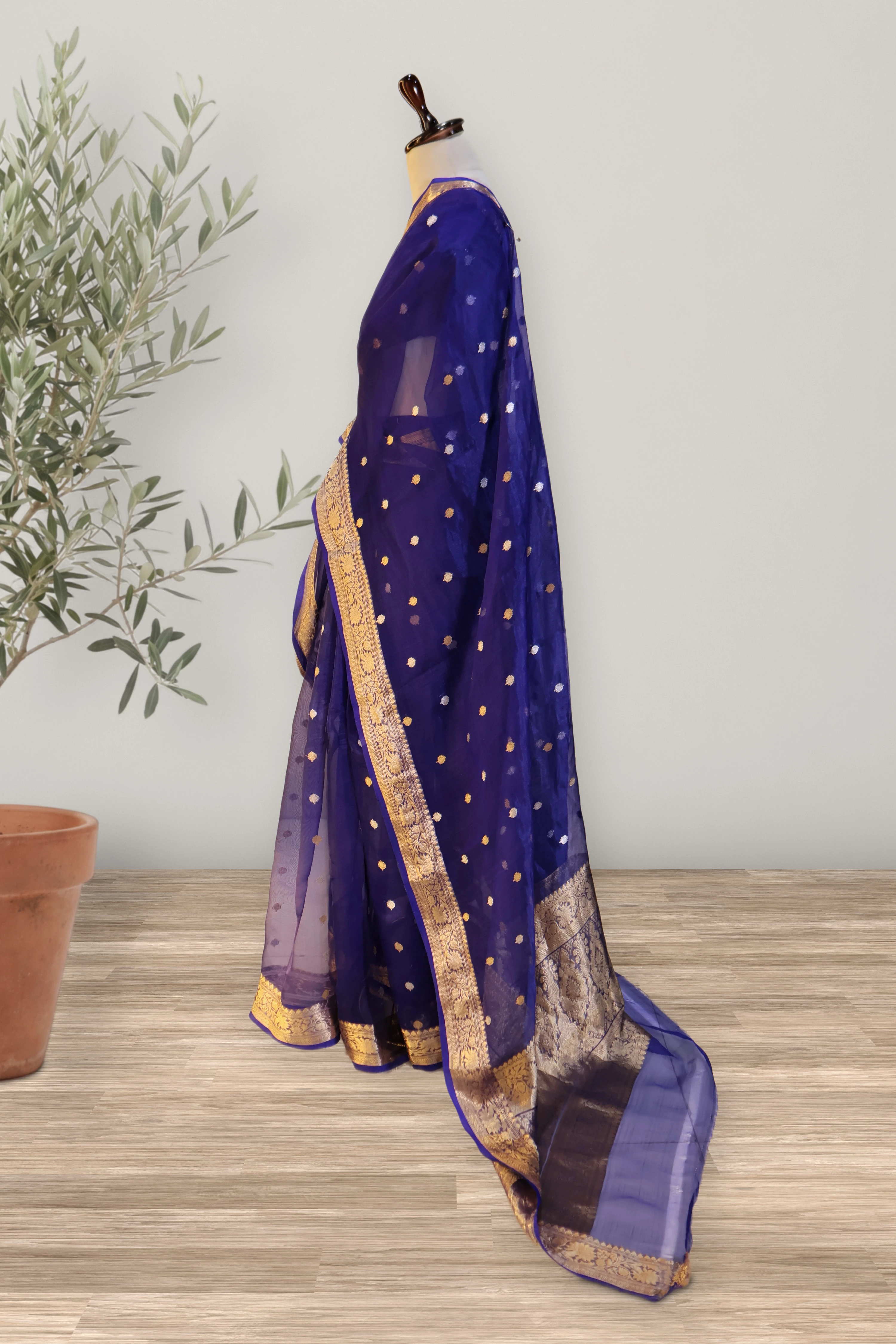 Saree 060: a detail of the work.