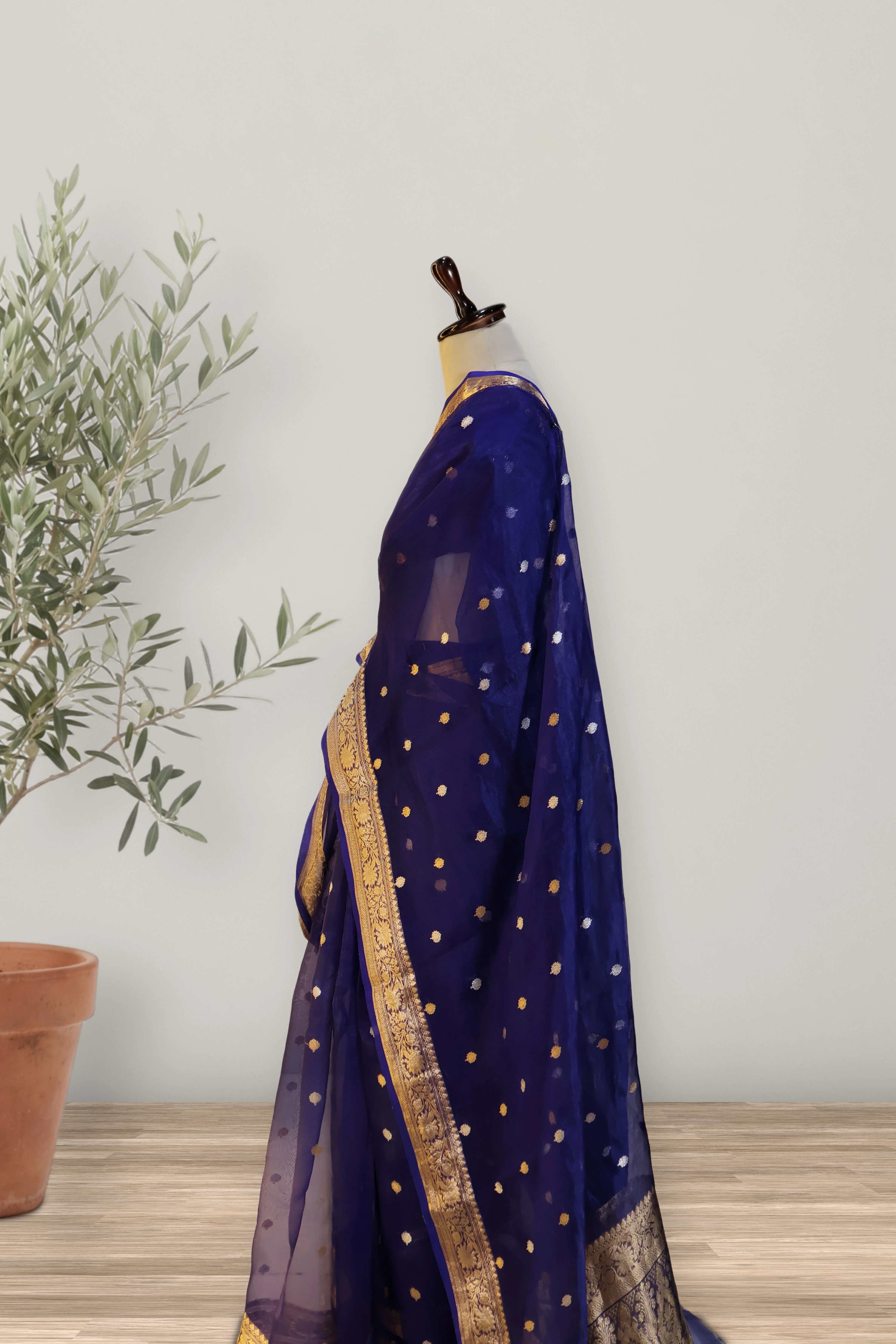 Saree 060: a detail of the work.
