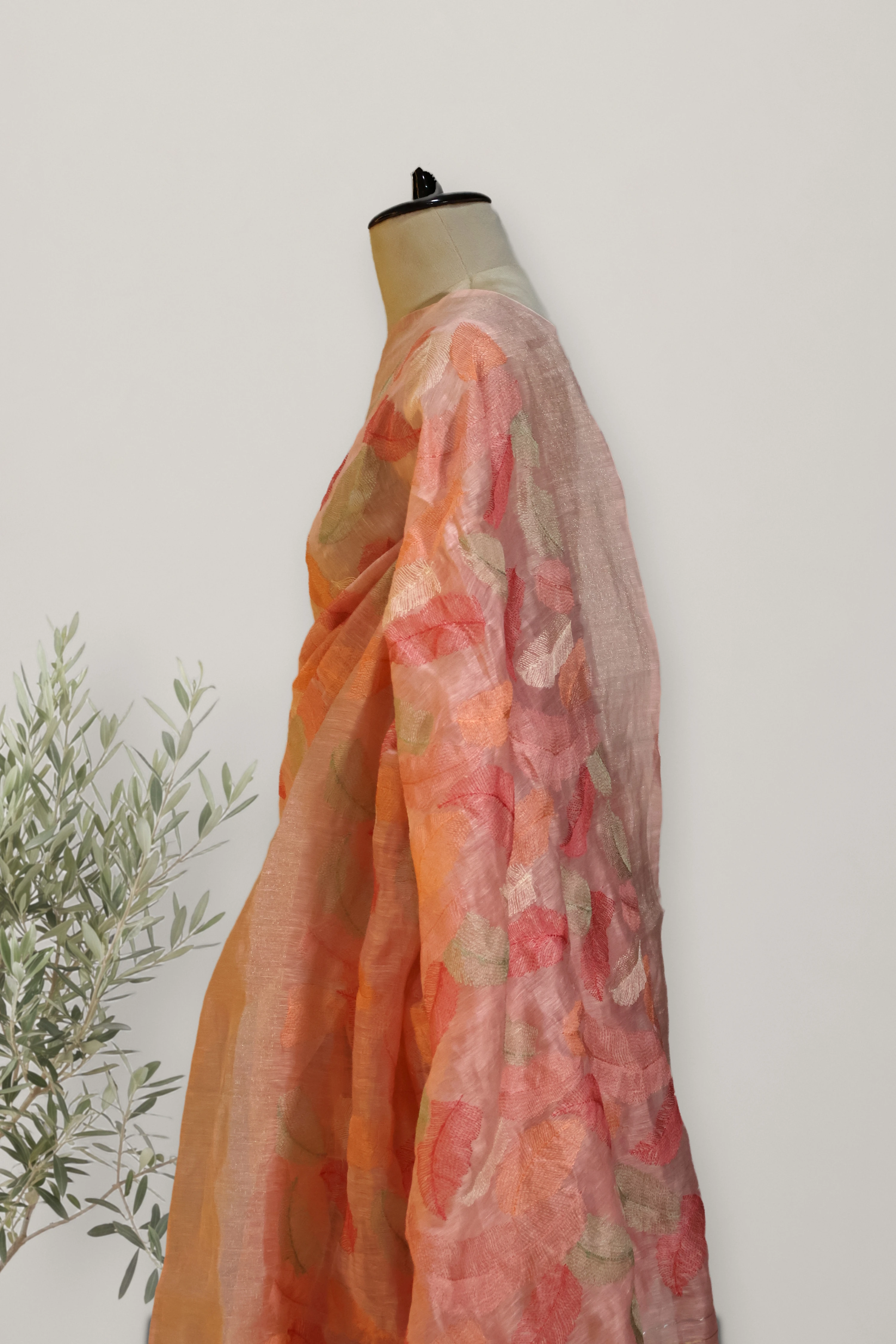 Floral -Tissue Linen: a detail of the work. Tissue Linen.