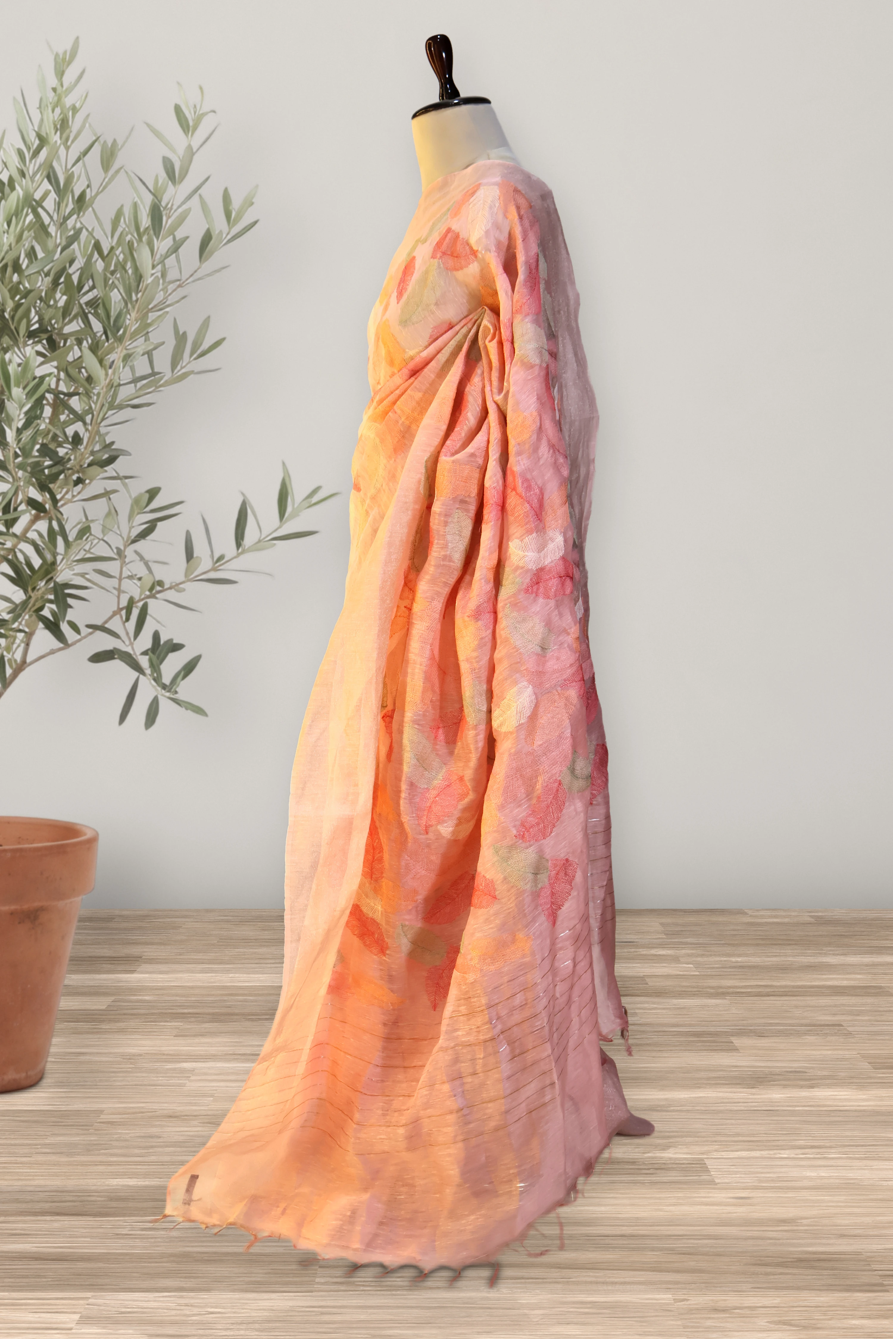 Floral -Tissue Linen: a detail of the work. Tissue Linen.